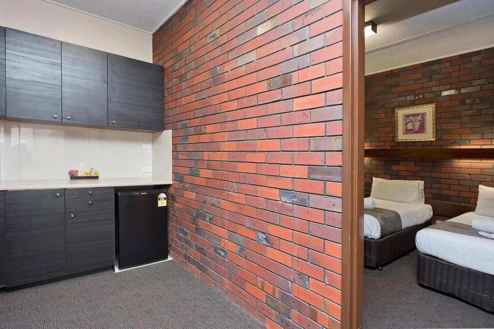 Kitchen or kitchenette, Bed in Hi Way Eight Motor Inn