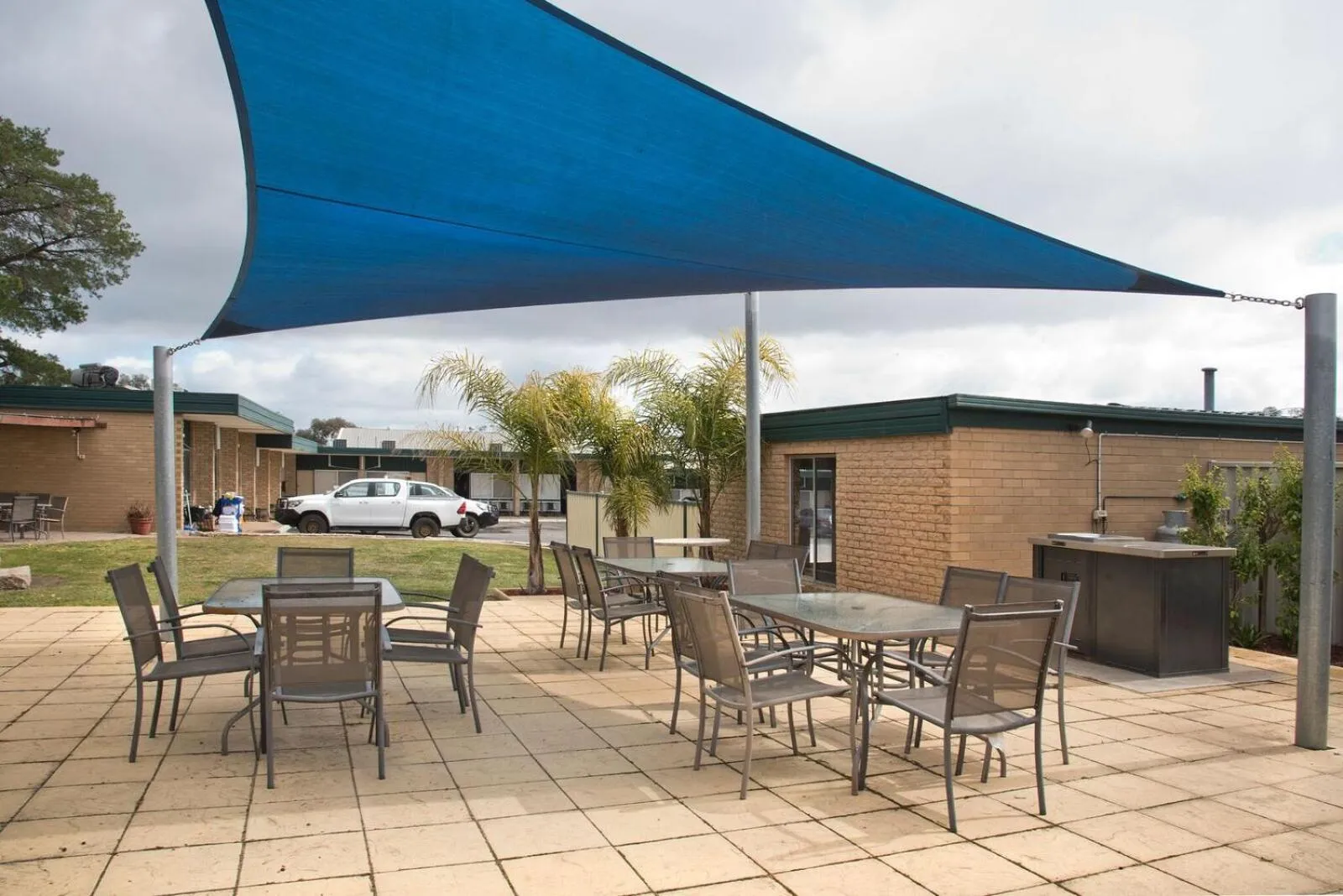 Patio in Hi Way Eight Motor Inn