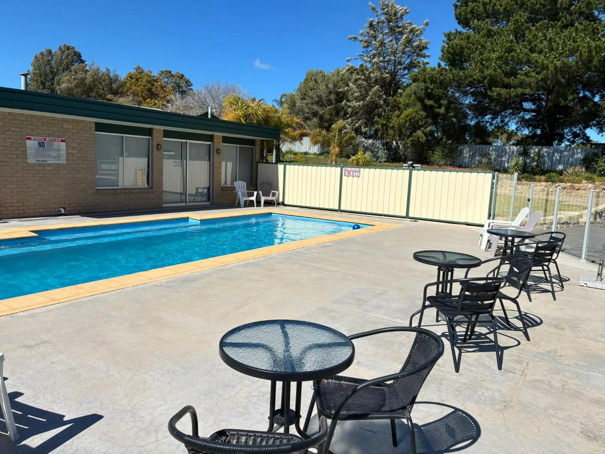 Swimming pool in Hi Way Eight Motor Inn