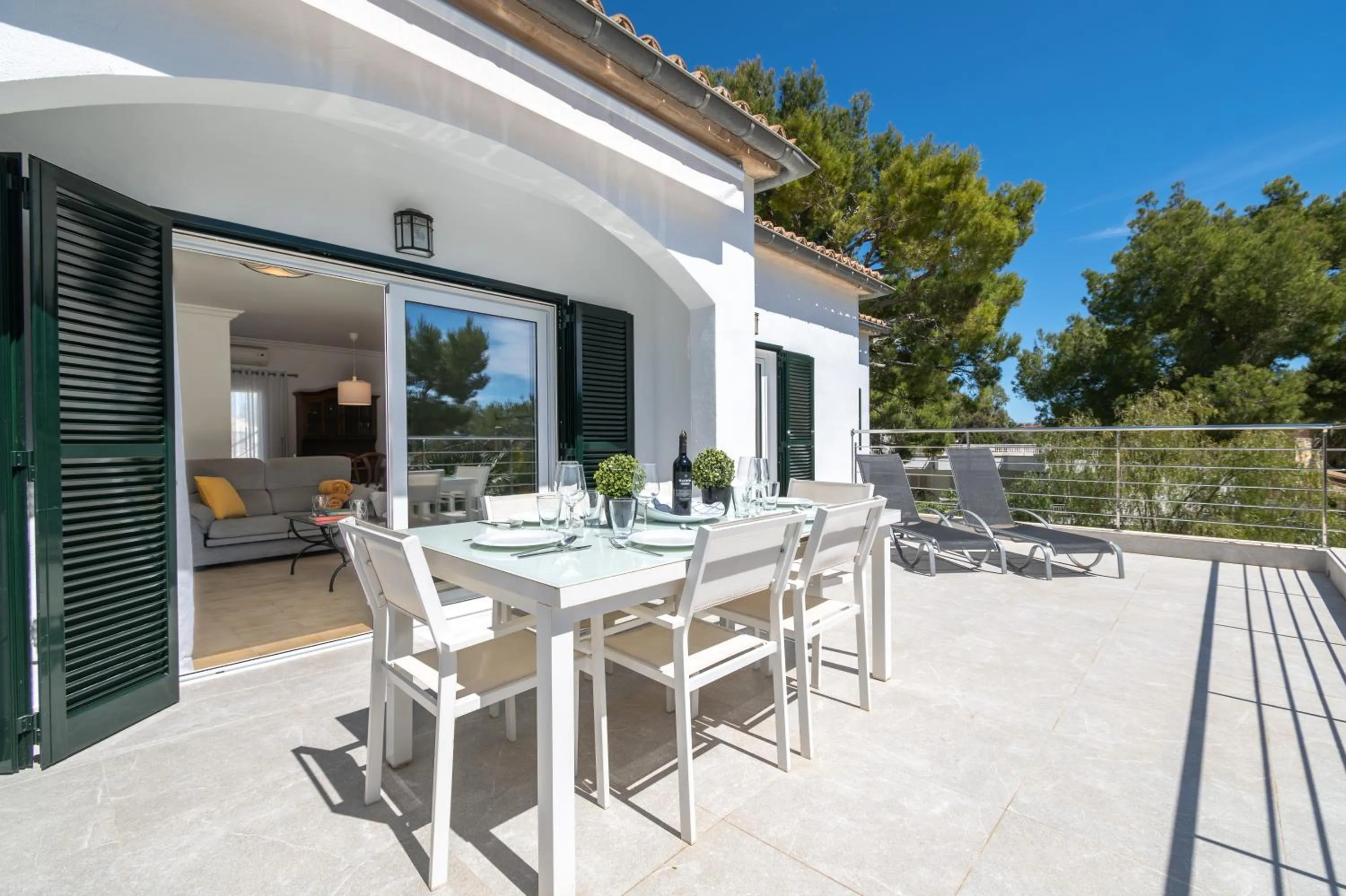 Three-Bedroom Apartment with Water View in Apartamento Minerva