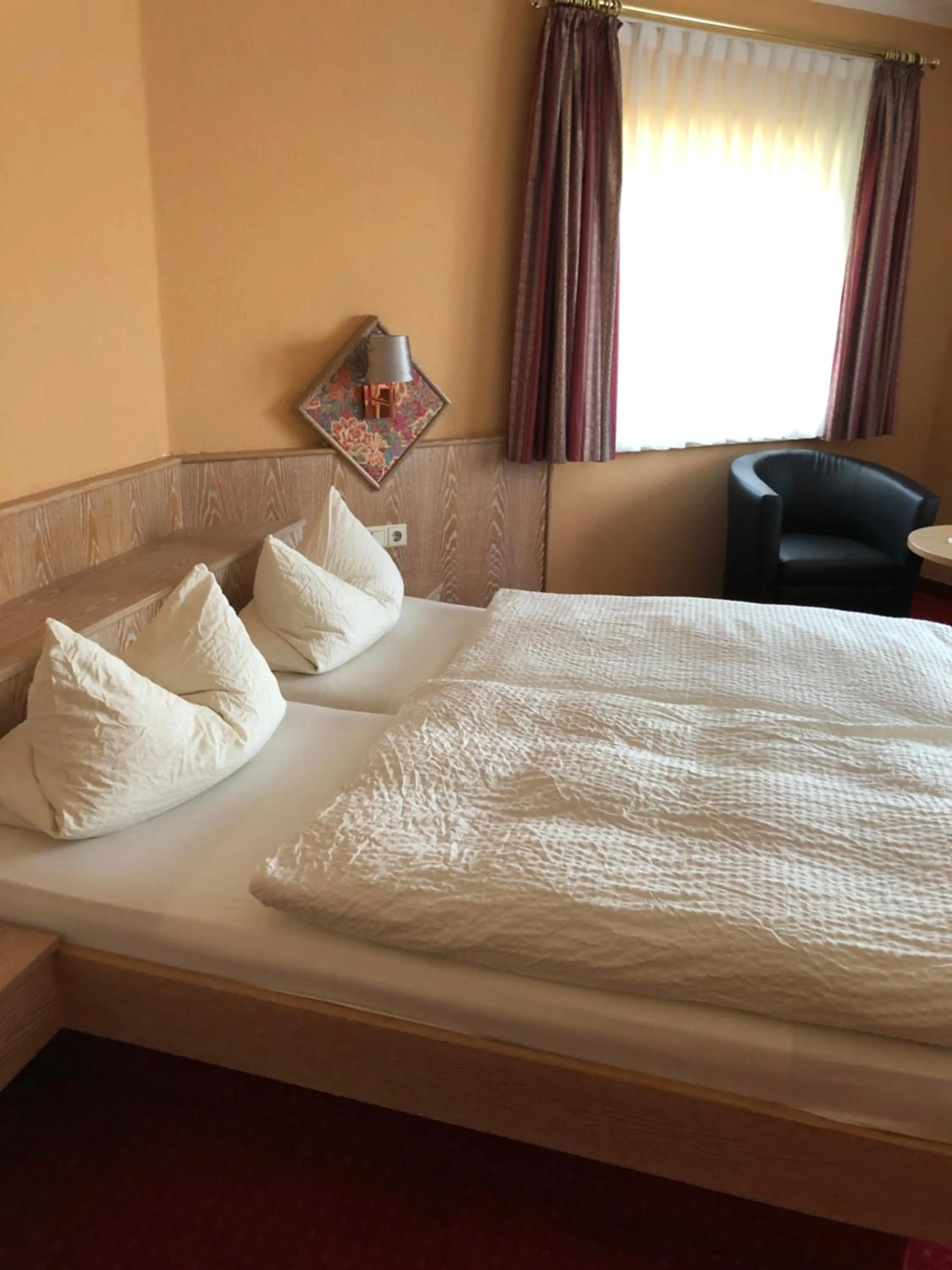 Bed in Hotel-Restaurant Gasthof zum Schützen