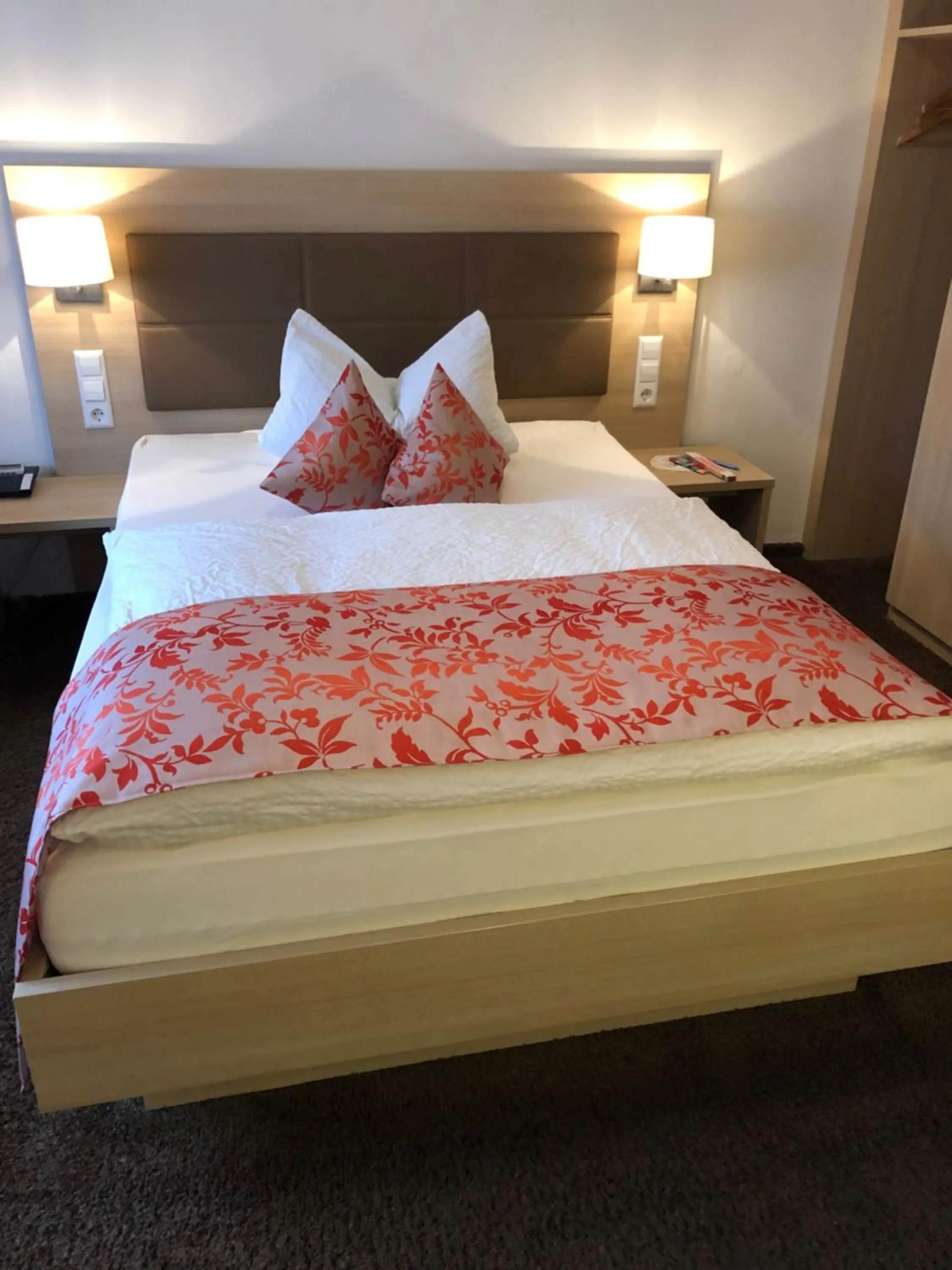 Bed in Hotel-Restaurant Gasthof zum Schützen