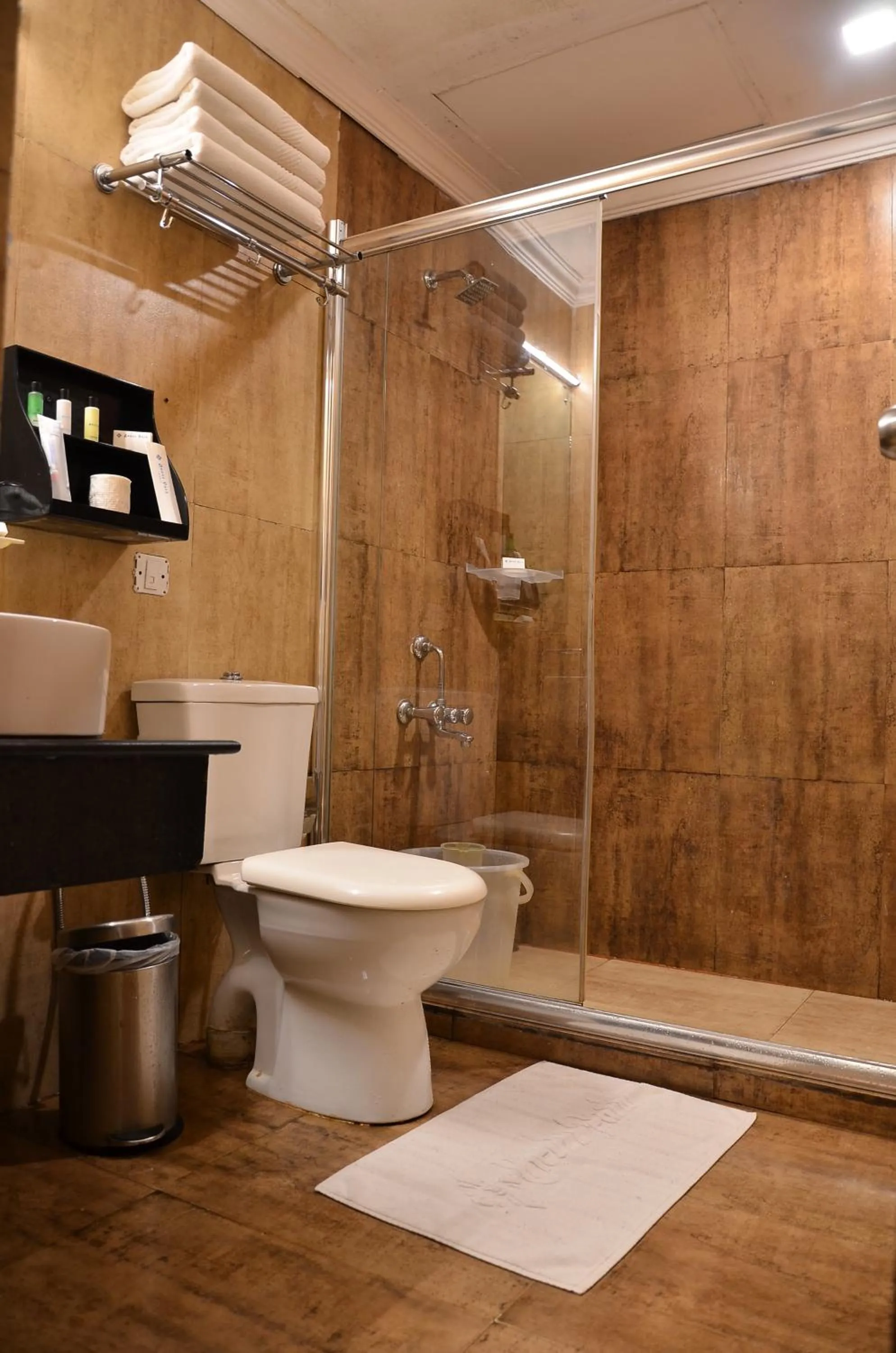 Toilet in Benzz Park Family Resort Kodaikanal