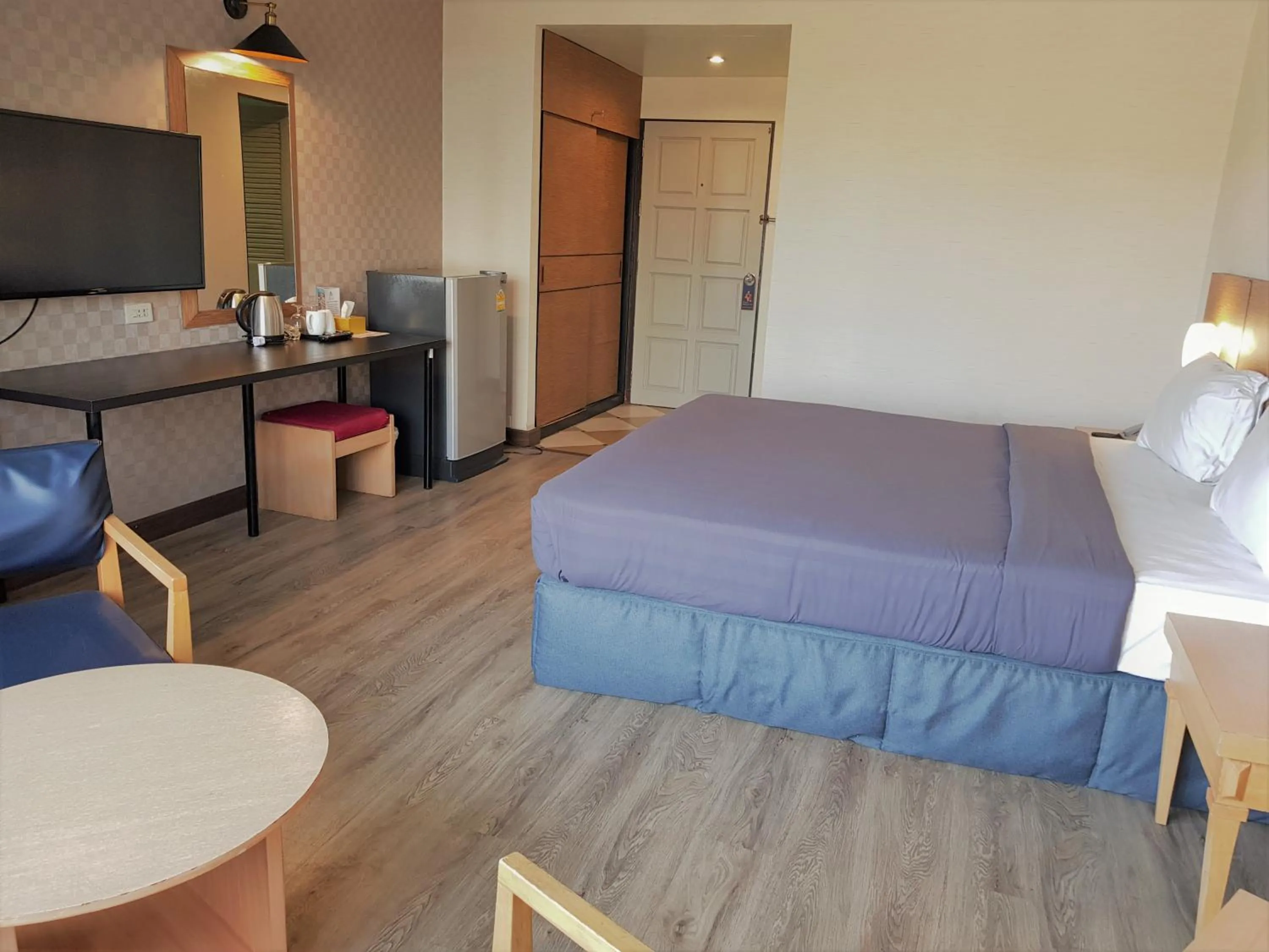 Bedroom, Bed in Marine Plaza Hotel Pattaya