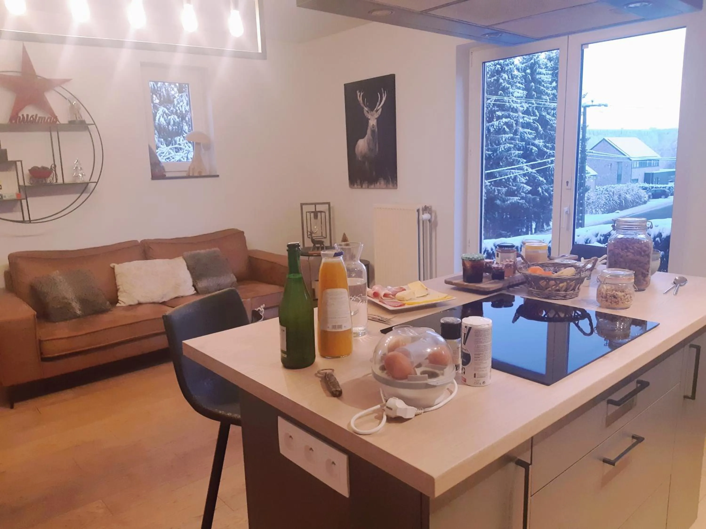 Communal lounge/ TV room in B&B Caprice d'Epices