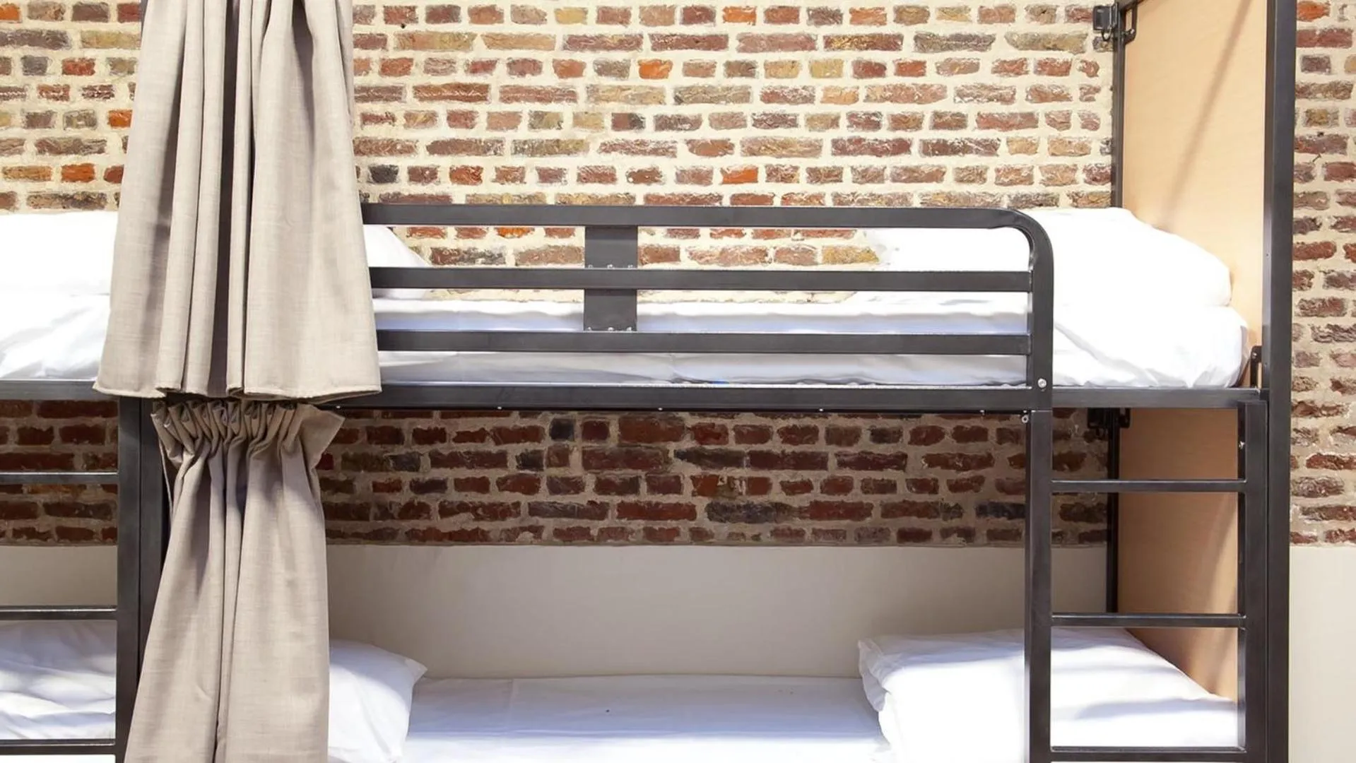 Bedroom, Bed in The People - Lille