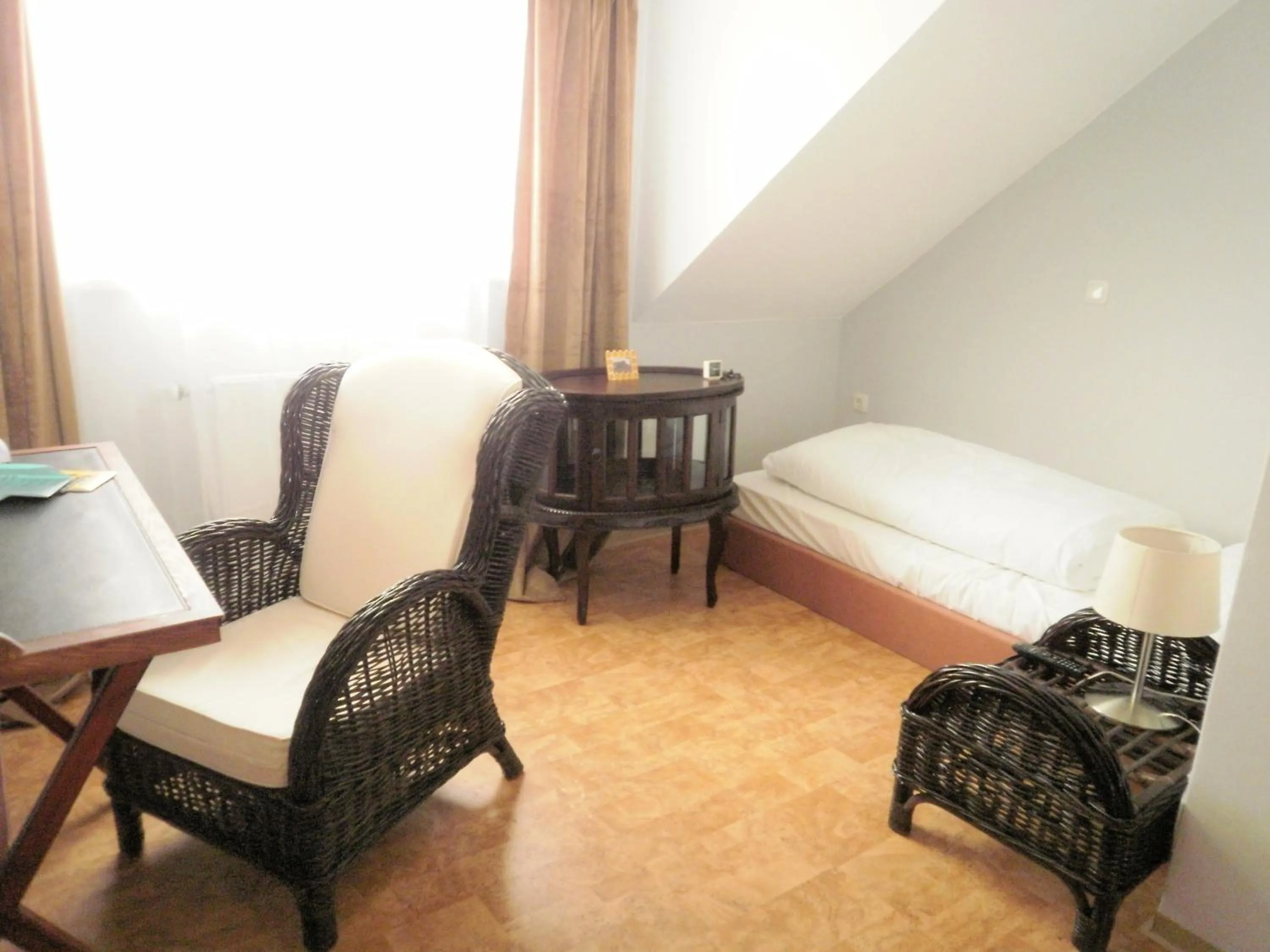 Bed in Stadtvilla Auerhahn