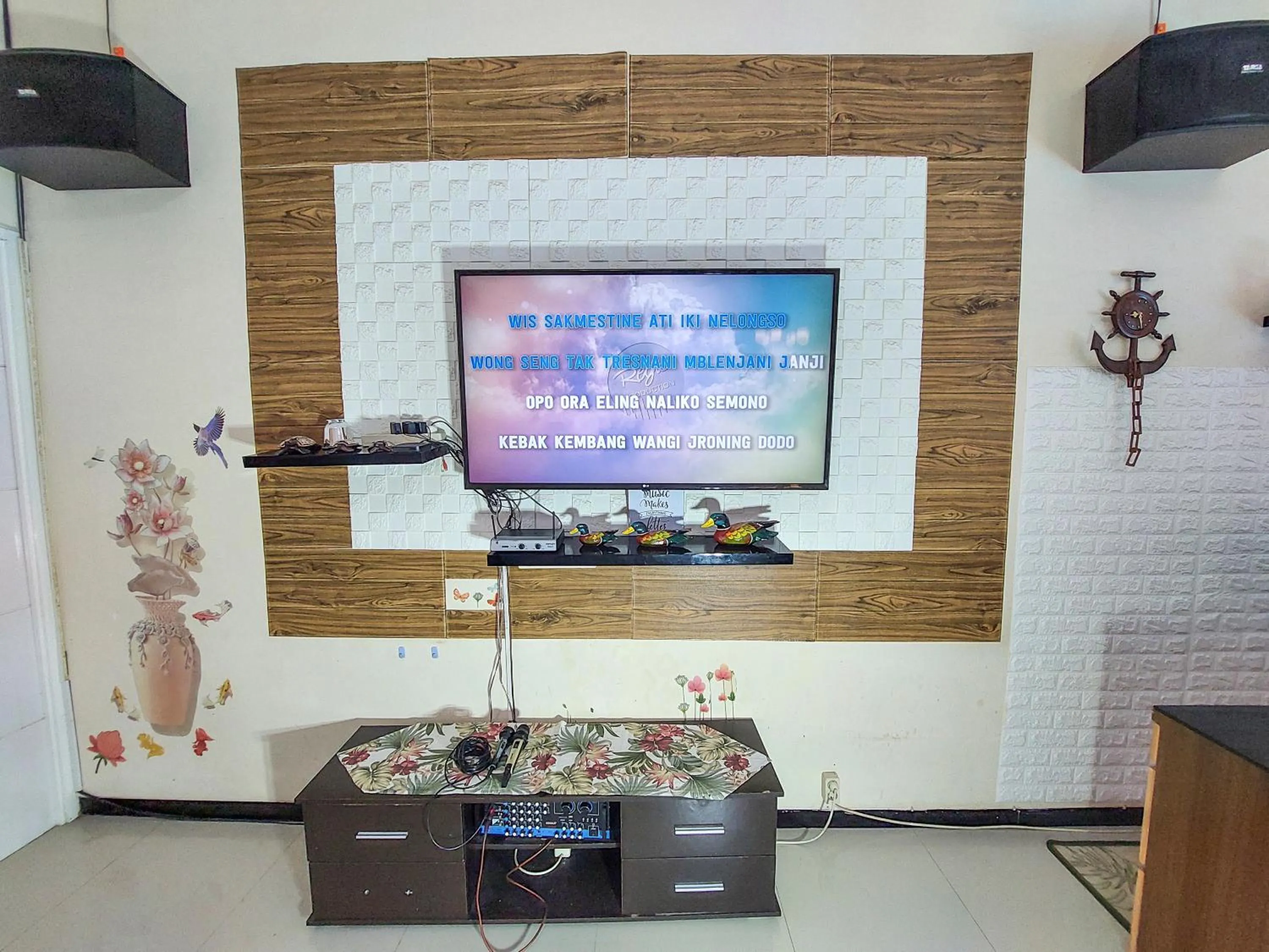 Communal lounge/ TV room in Rumah Kartika Batu