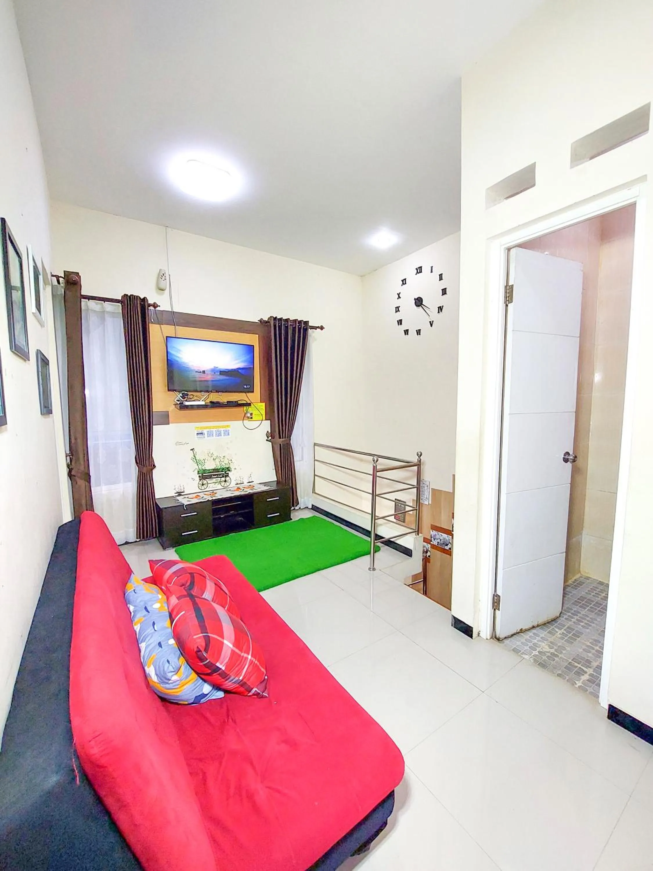 Living room, Bed in Rumah Kartika Batu