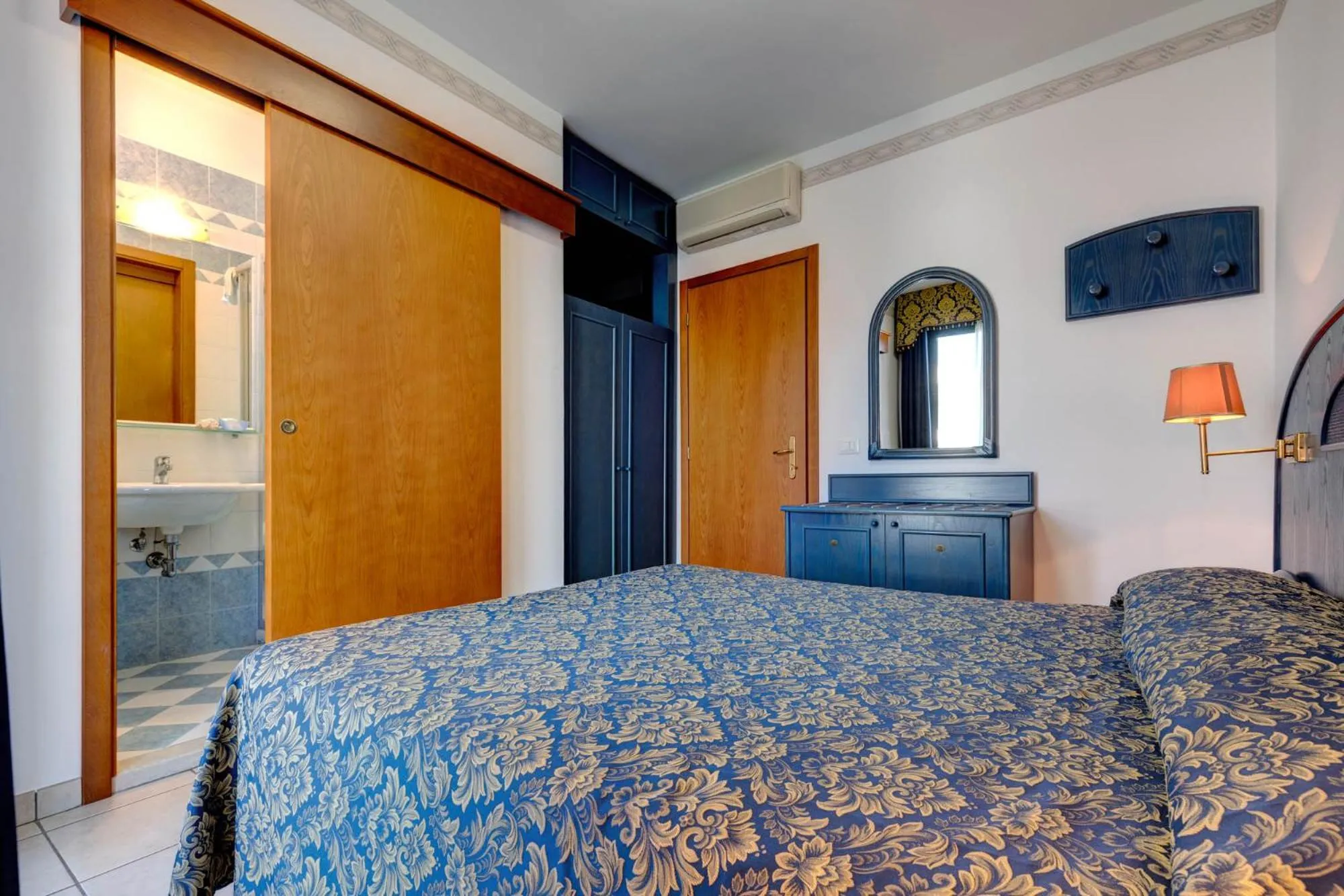 Bed in Hotel Garni San Carlo