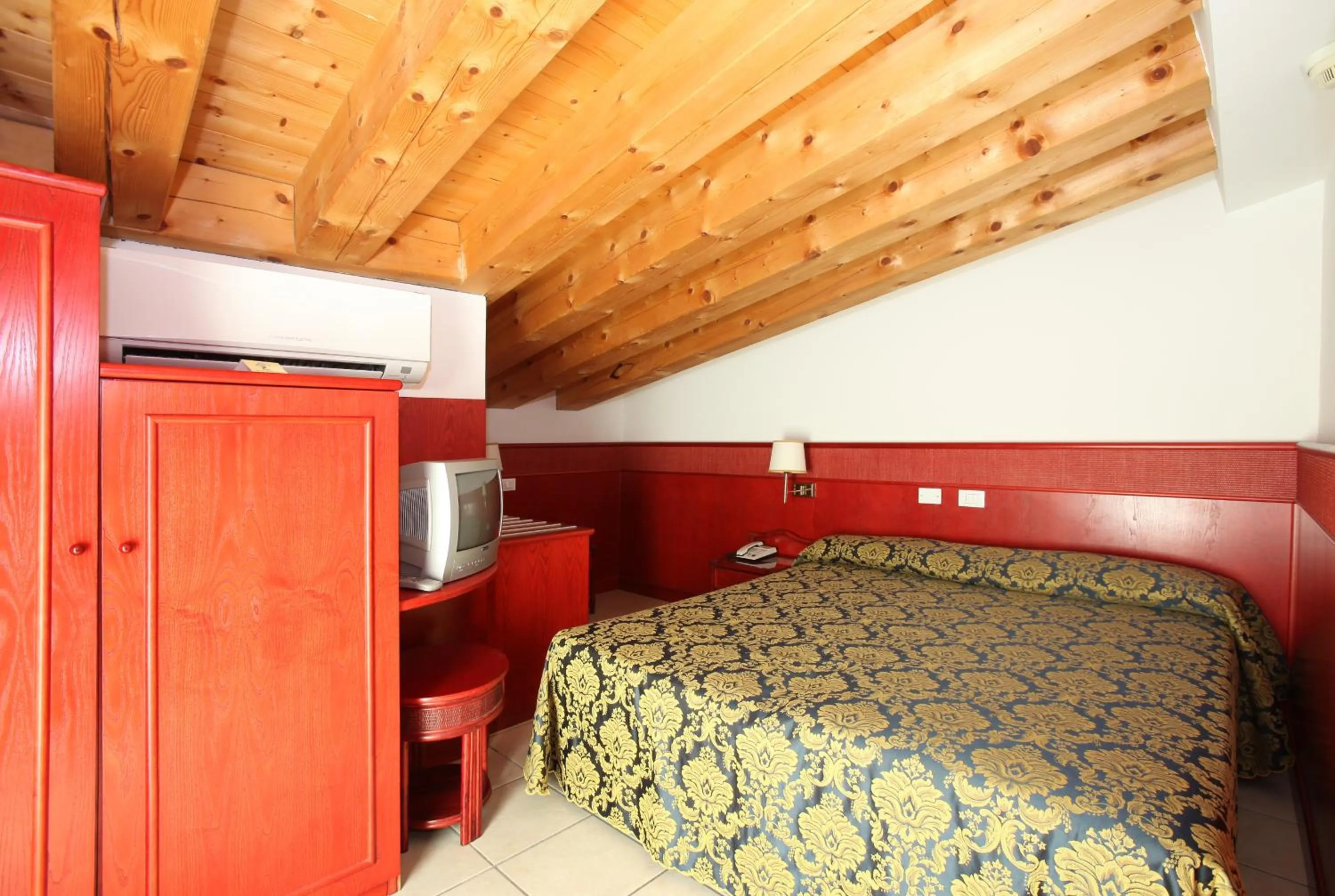 Photo of the whole room, Bed in Hotel Garni San Carlo