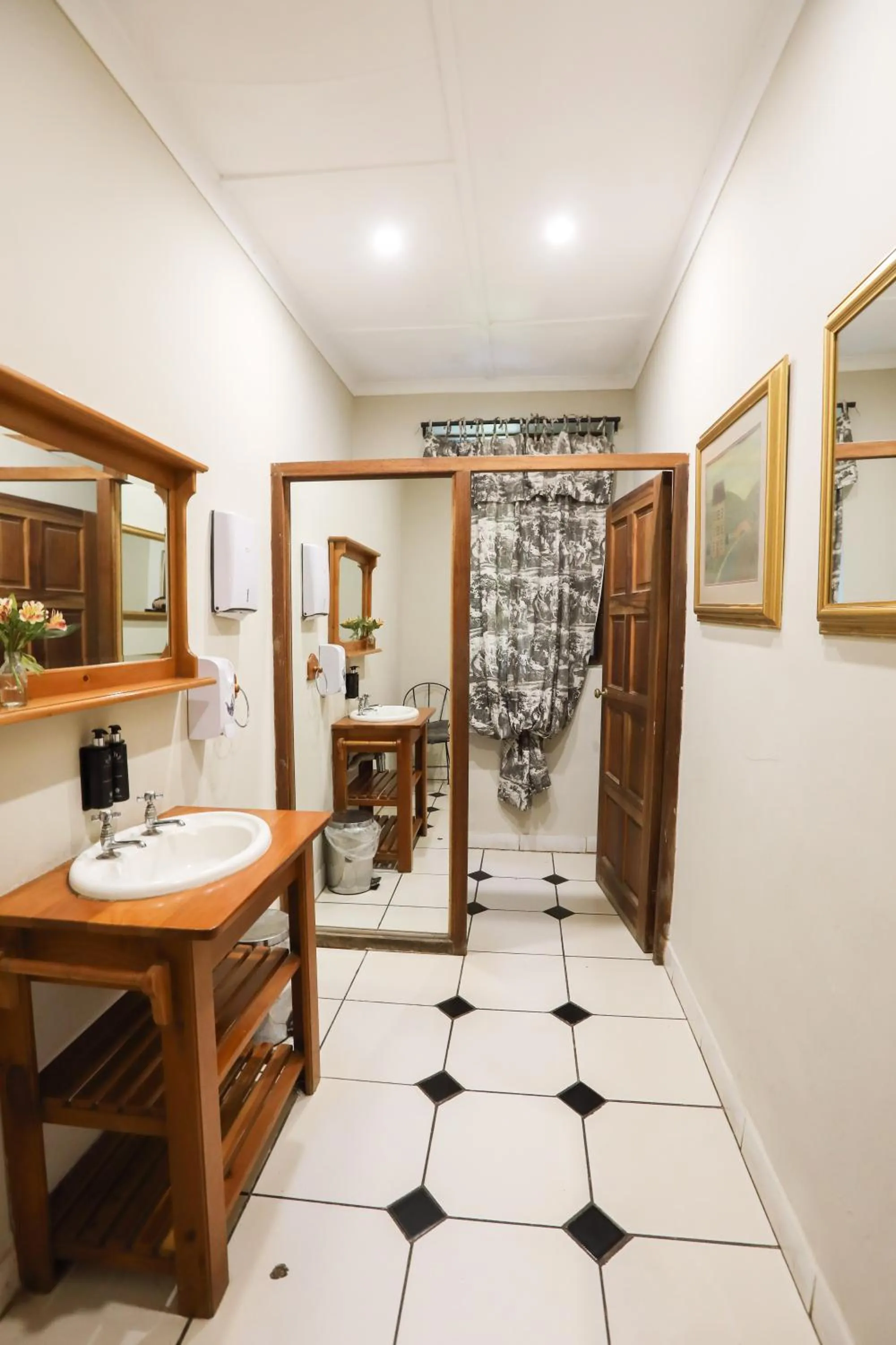 Toilet in The Nottingham Road Hotel