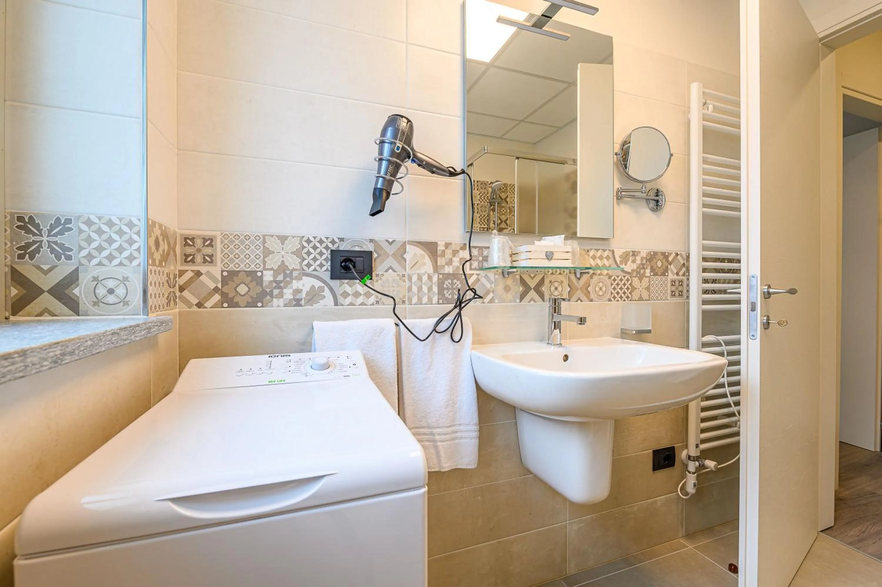 Hotel & Apartments " Perpoin "