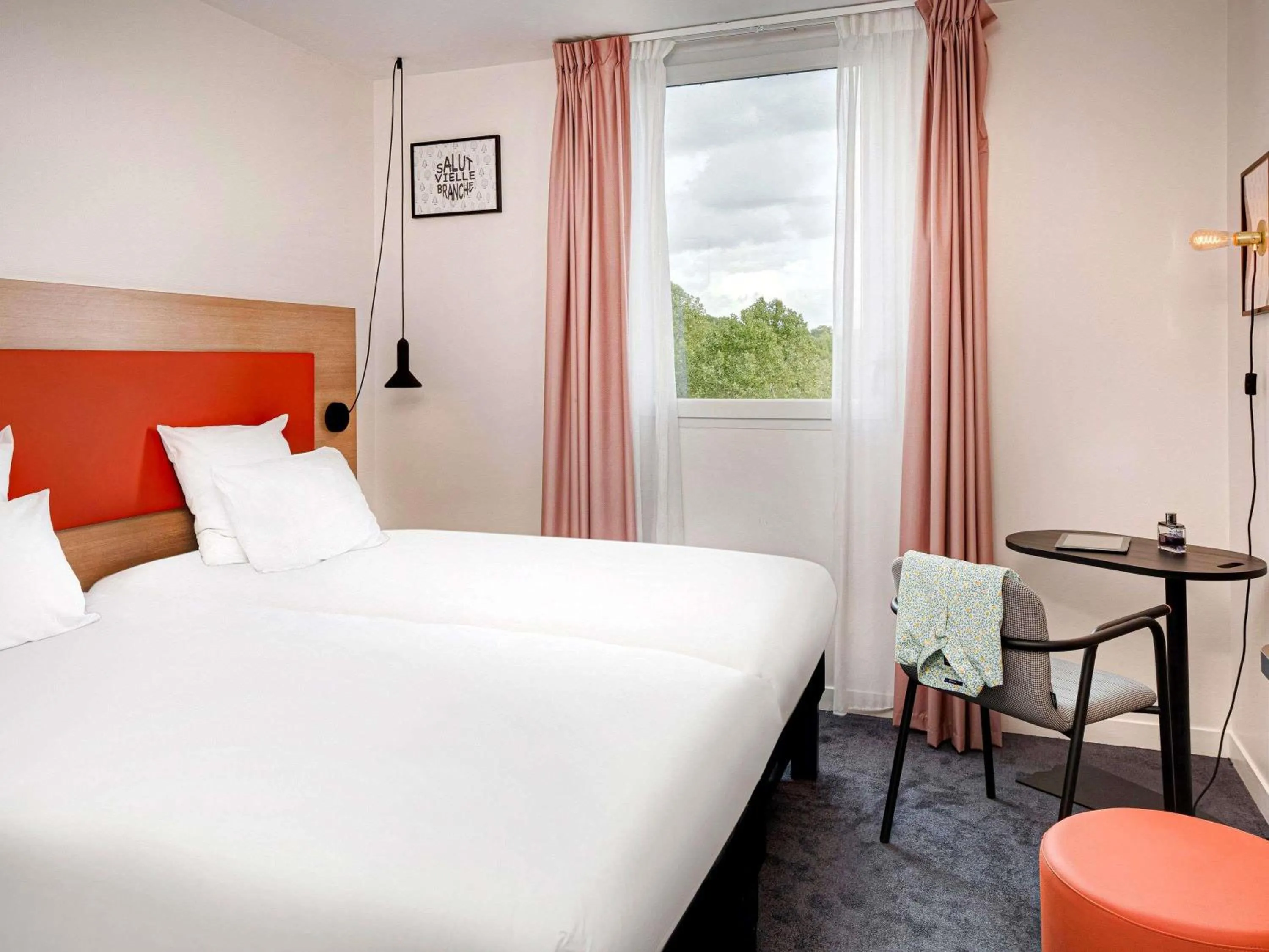 Bedroom, Bed in Hôtel ibis Styles Montargis Arboria