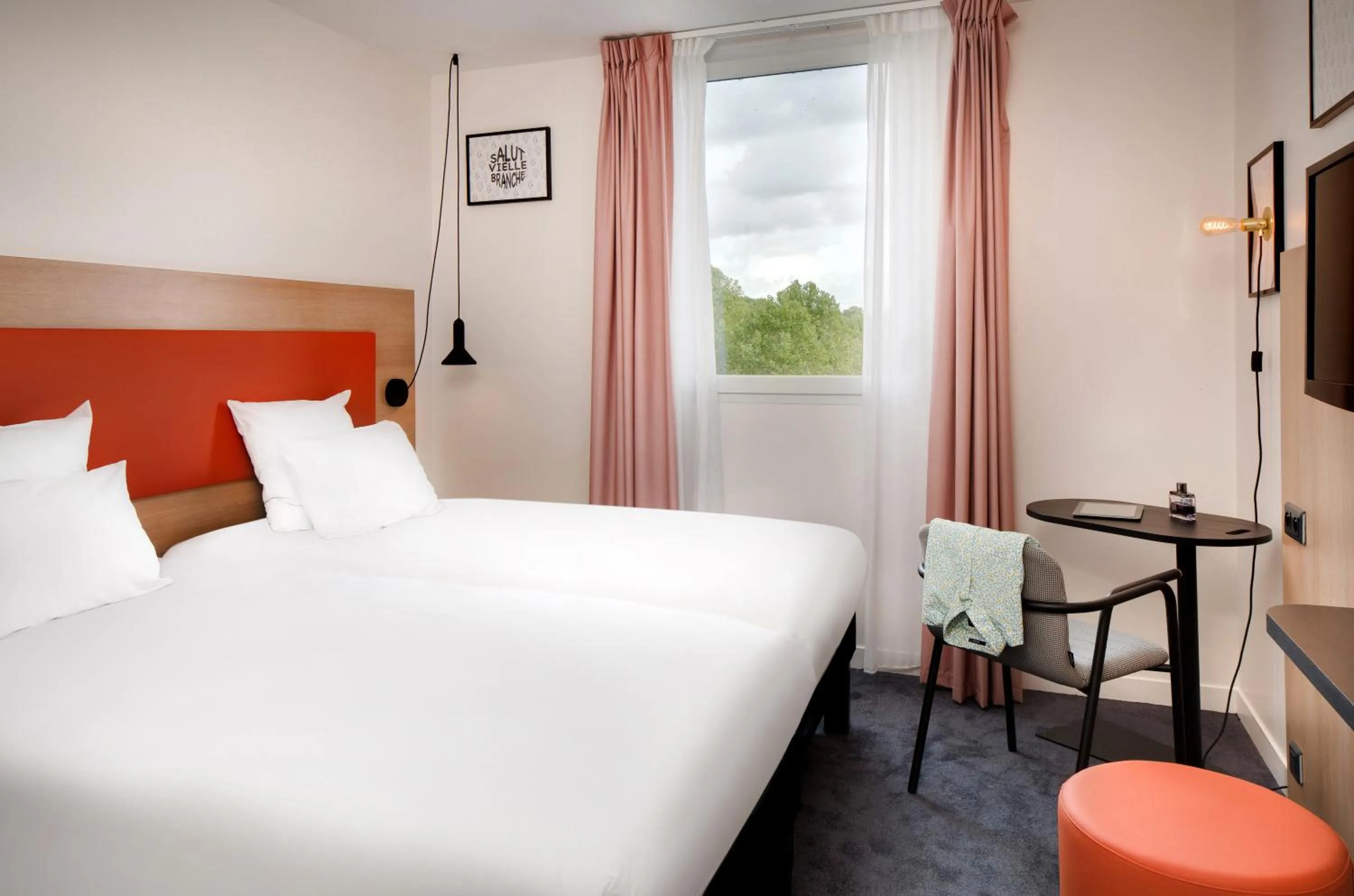 Bed in Hôtel ibis Styles Montargis Arboria