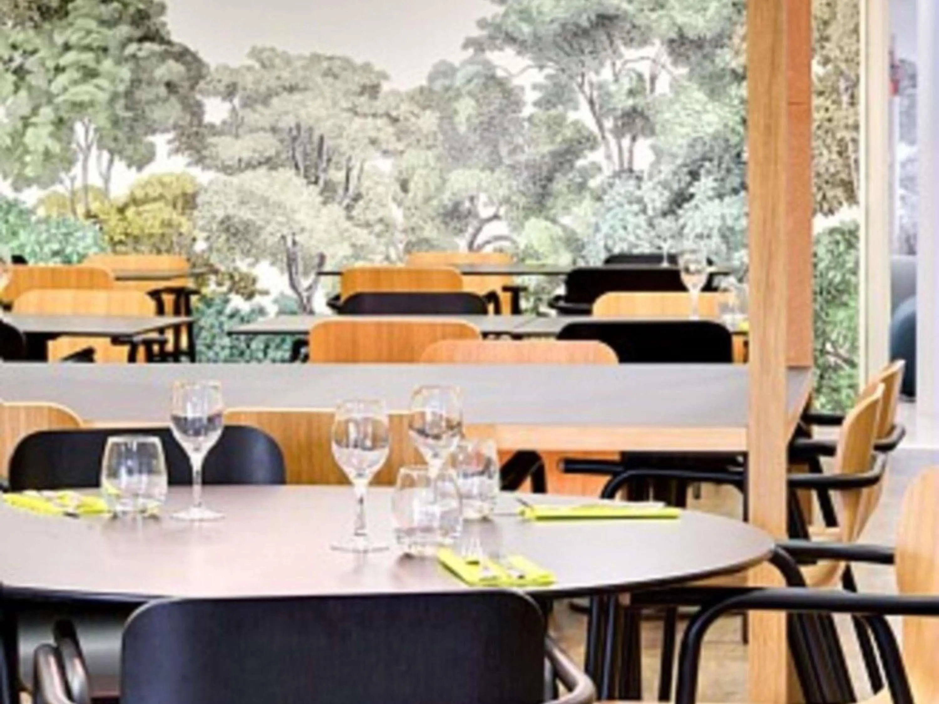 Restaurant/places to eat in Hôtel ibis Styles Montargis Arboria