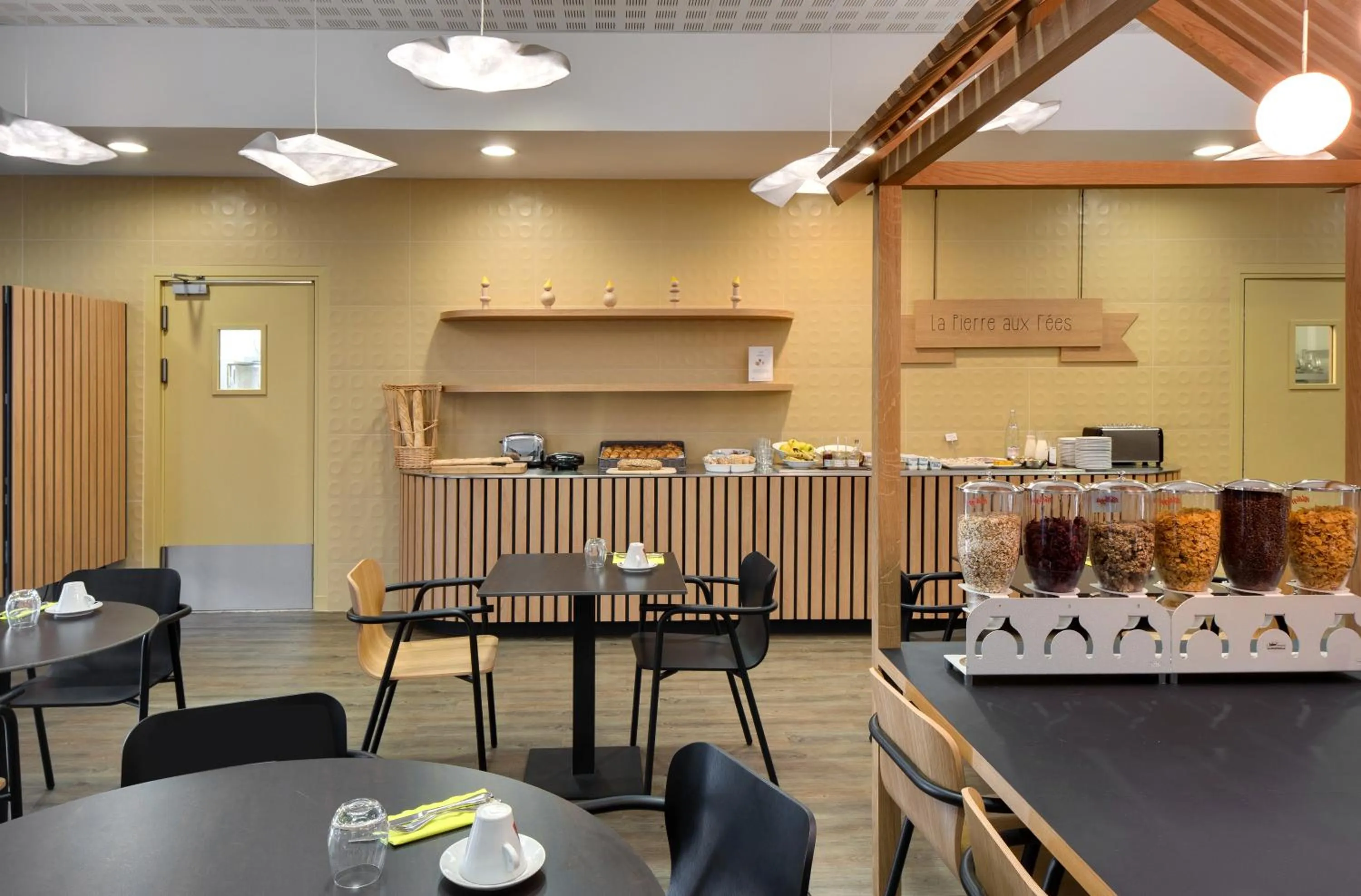 Restaurant/places to eat in Hôtel ibis Styles Montargis Arboria