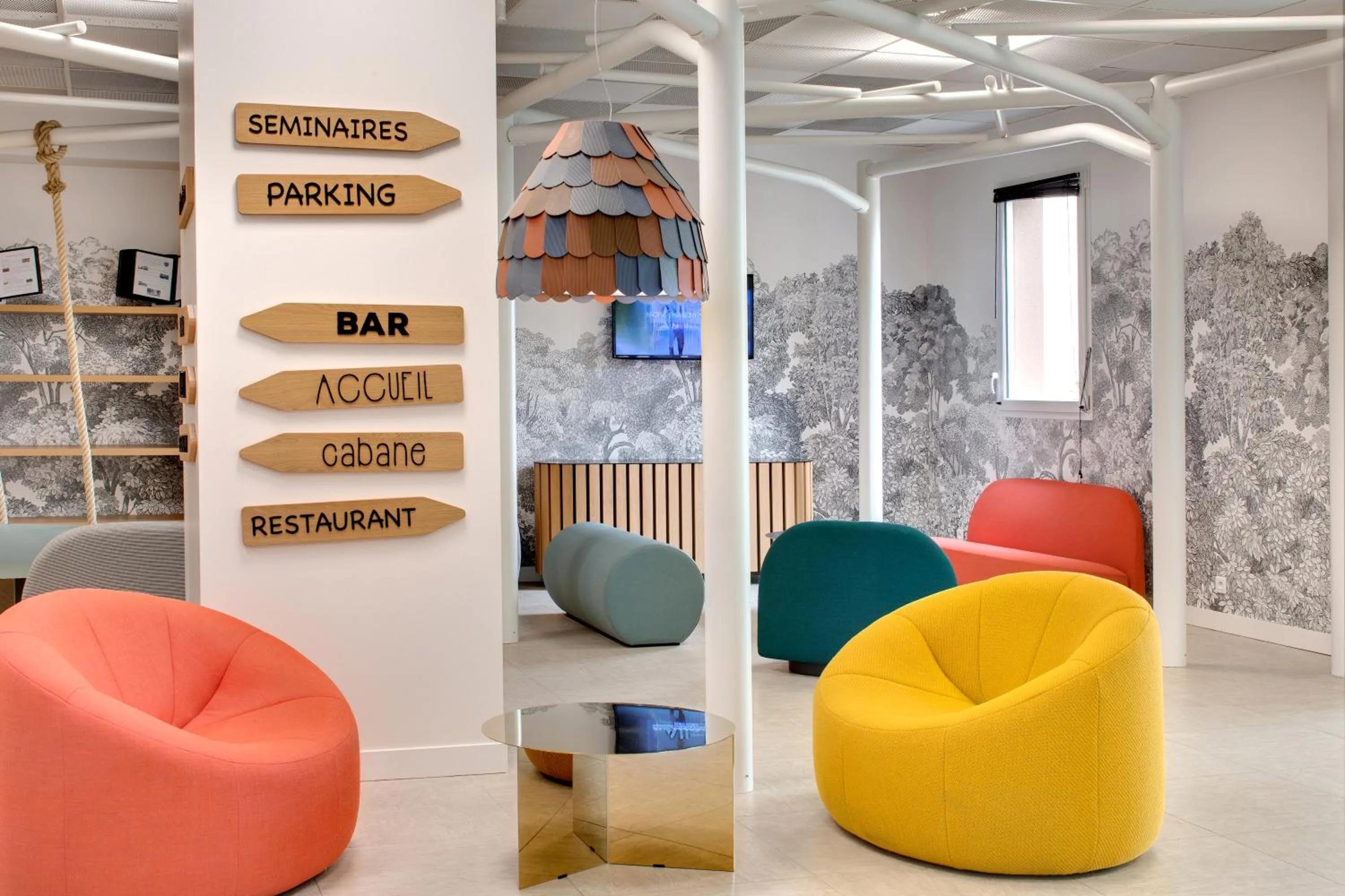 Communal lounge/ TV room in Hôtel ibis Styles Montargis Arboria