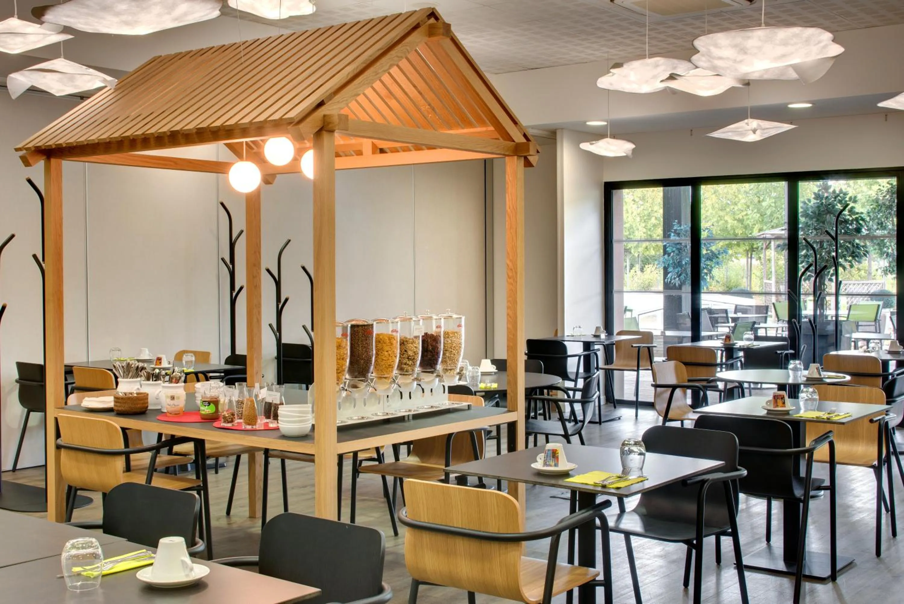 Restaurant/places to eat in Hôtel ibis Styles Montargis Arboria