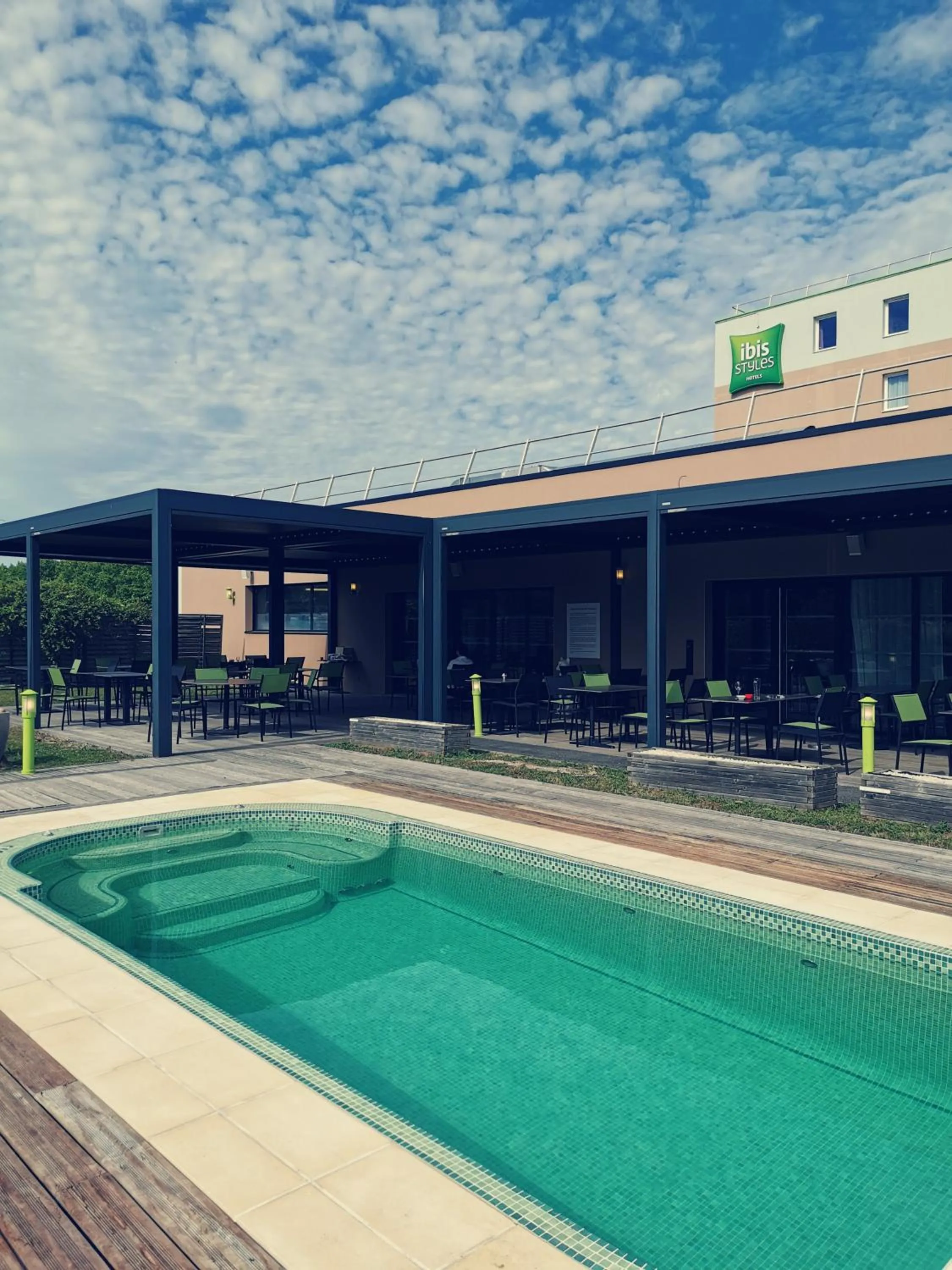 Swimming pool in Hôtel ibis Styles Montargis Arboria