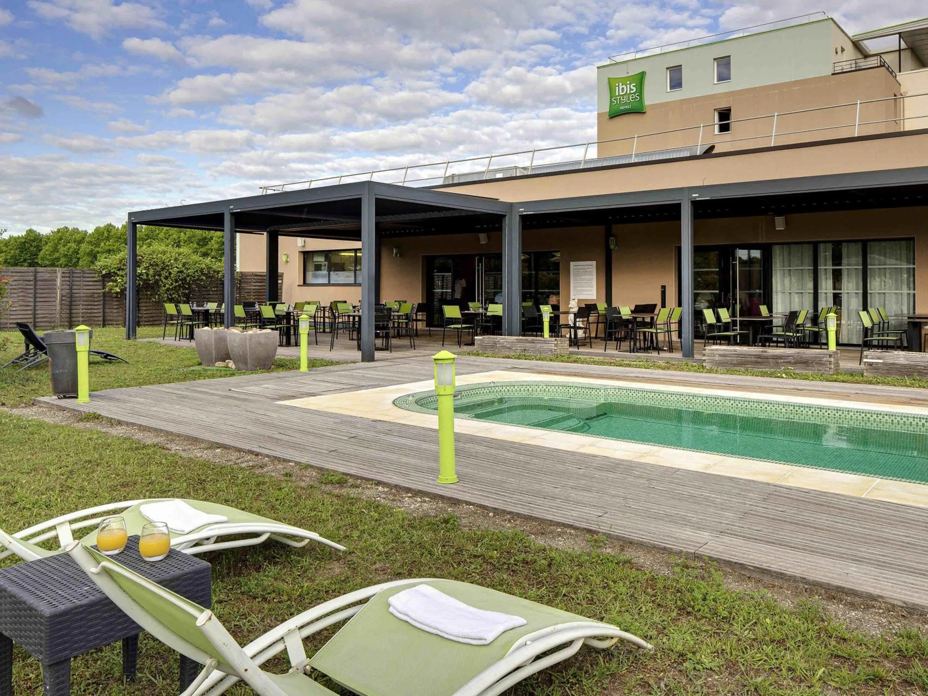 Pool view in Hôtel ibis Styles Montargis Arboria