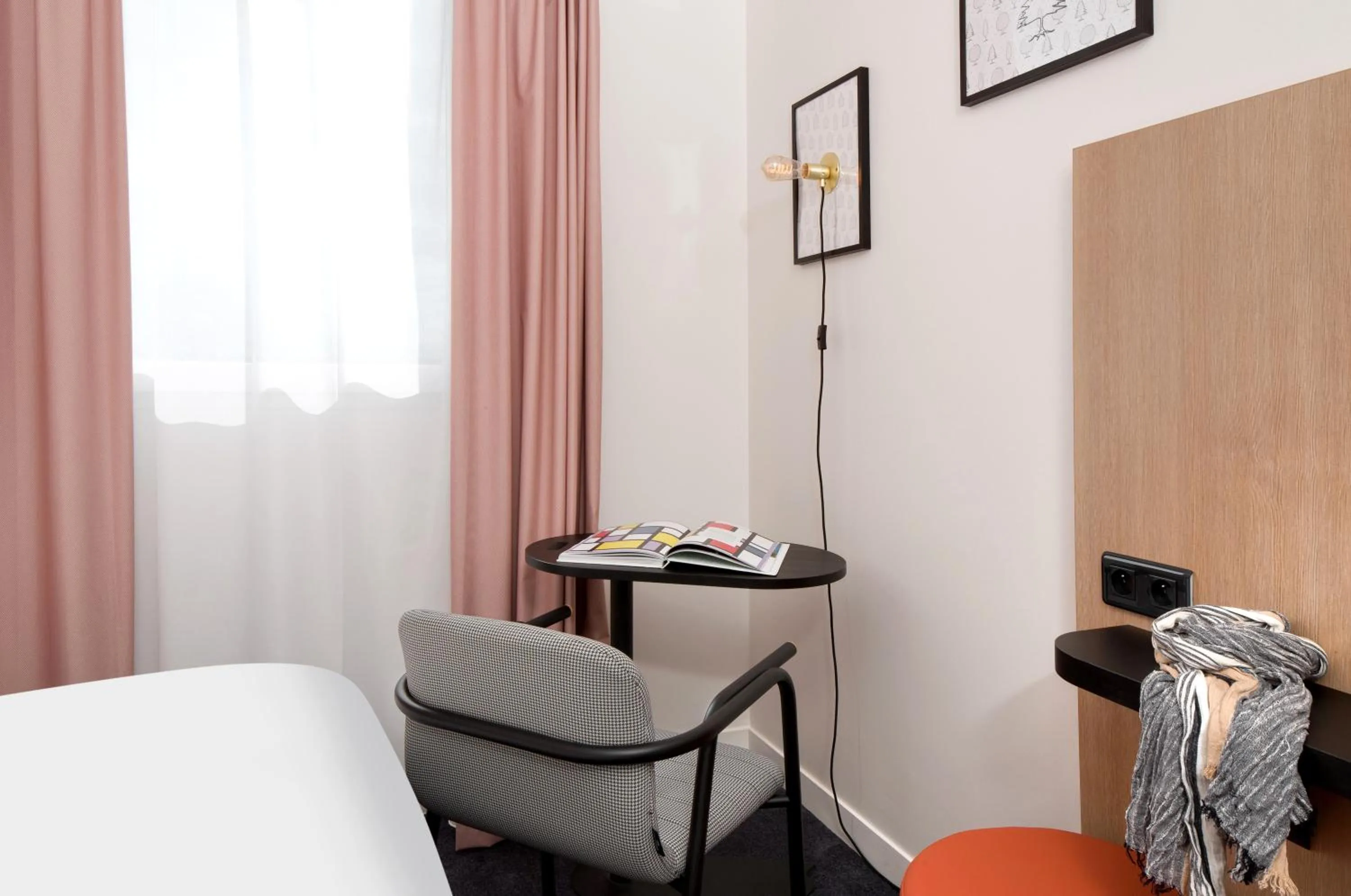 Seating area, Bed in Hôtel ibis Styles Montargis Arboria