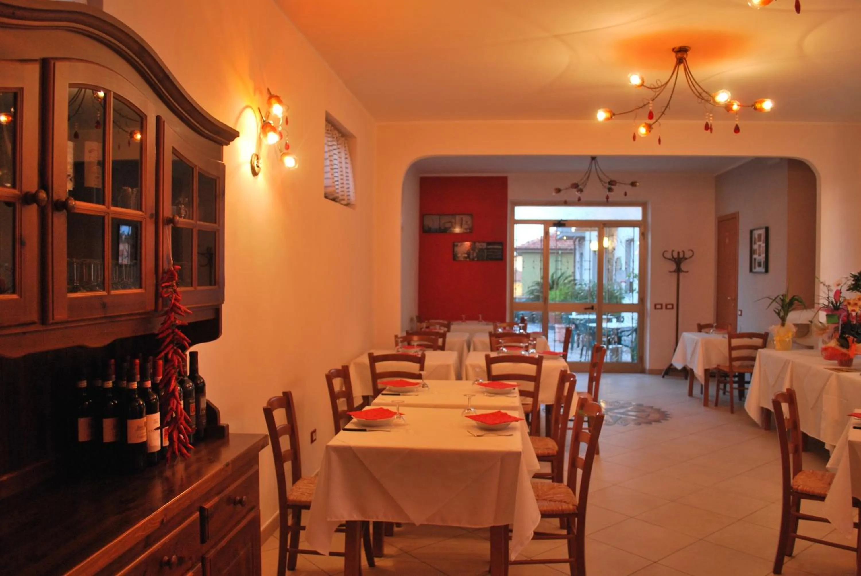 Restaurant/places to eat in Albergo Smeraldo