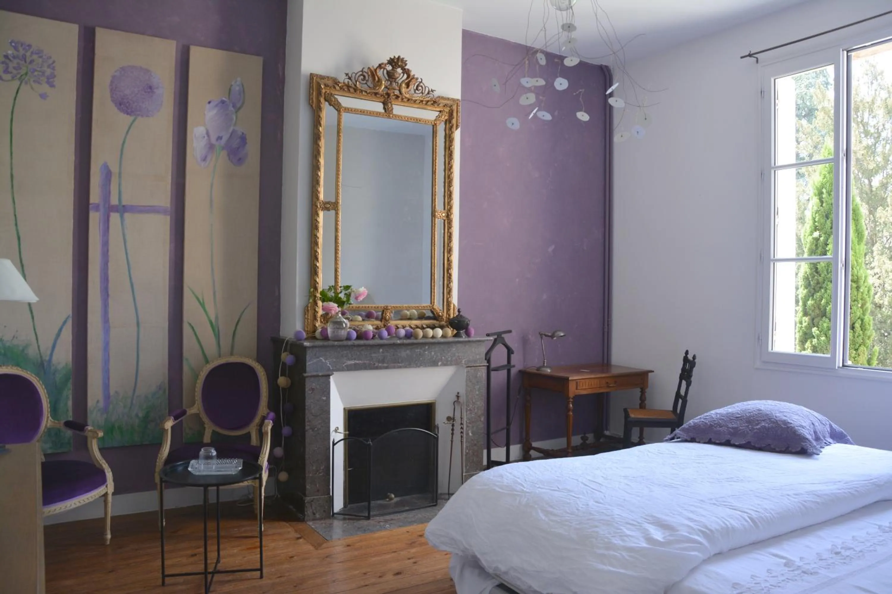 Photo of the whole room, Bed in la maison