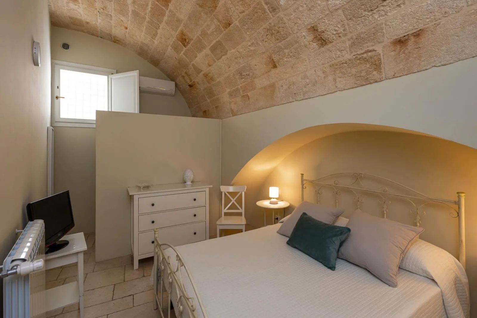 Photo of the whole room, Bed in Albergo Diffuso Monopoli