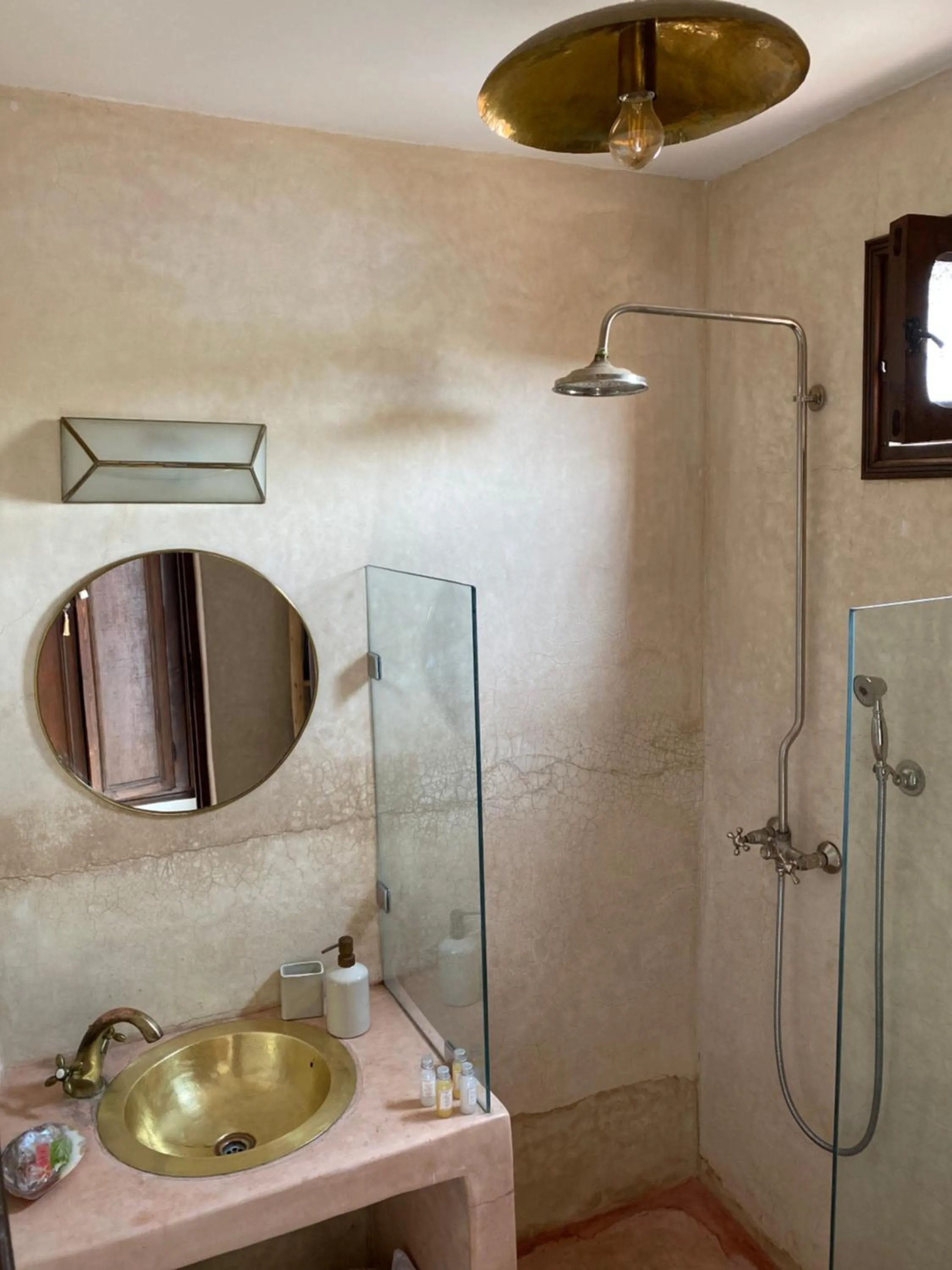 Shower in Riad Wabisabi