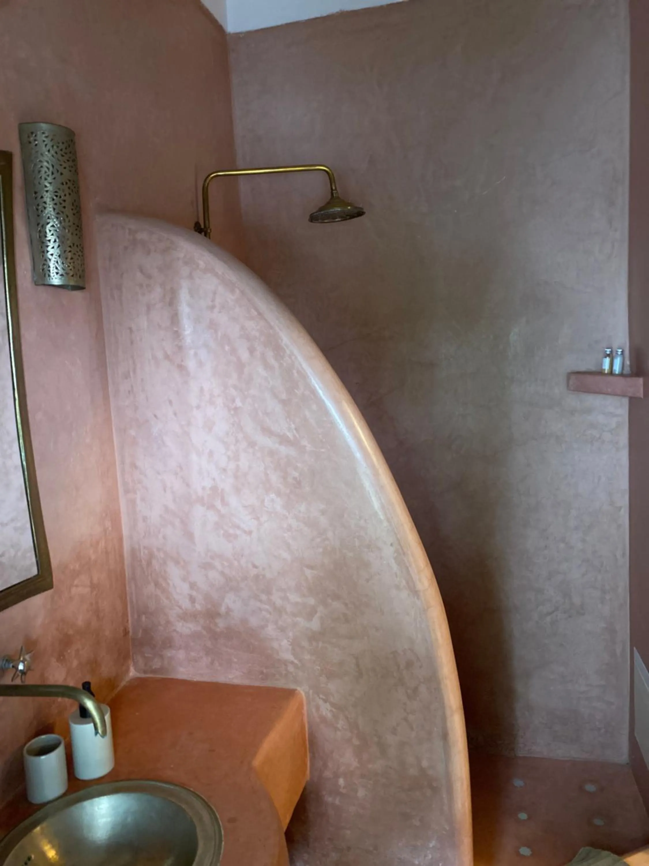 Shower in Riad Wabisabi