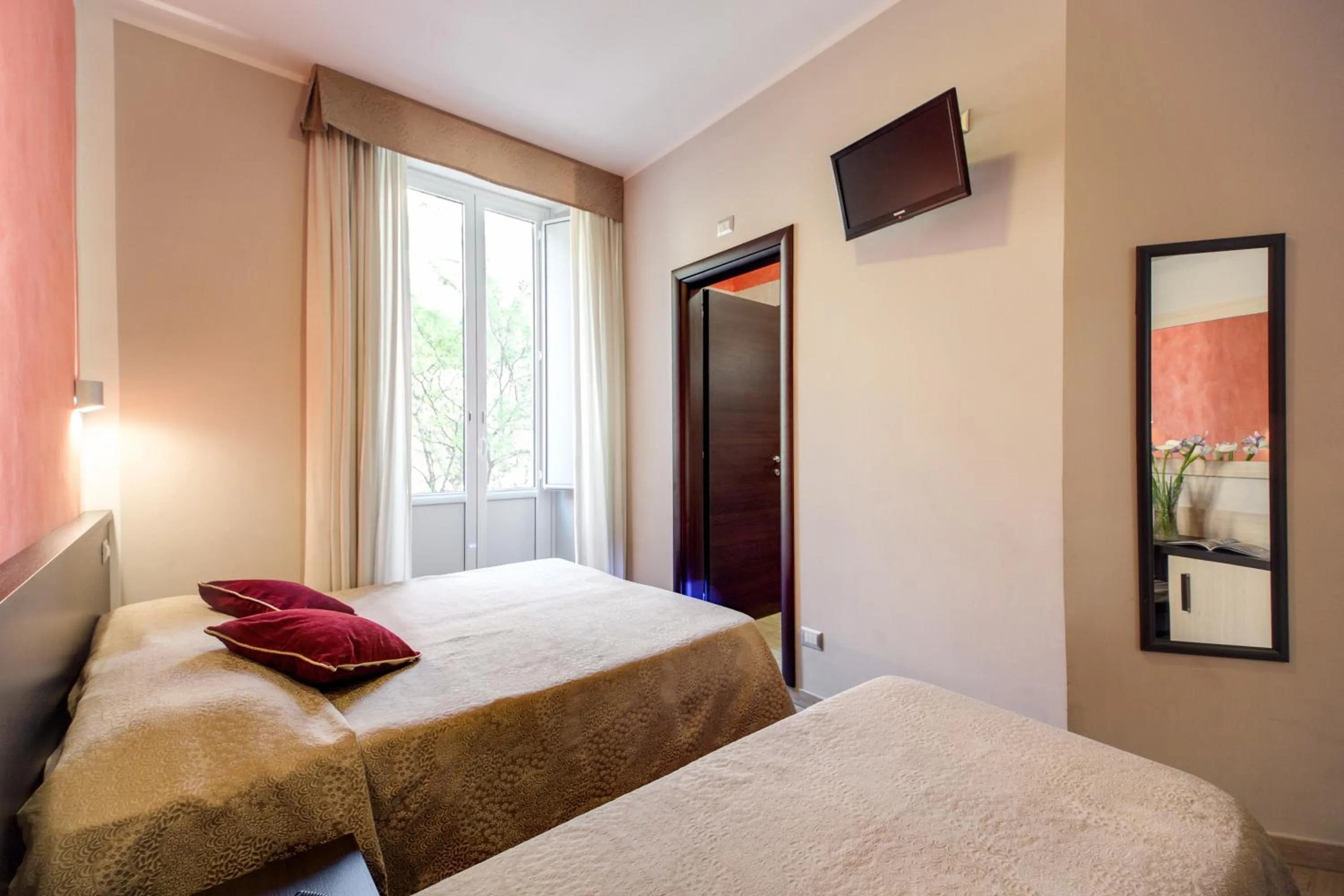 Toilet, Bed in Buonarroti Suite