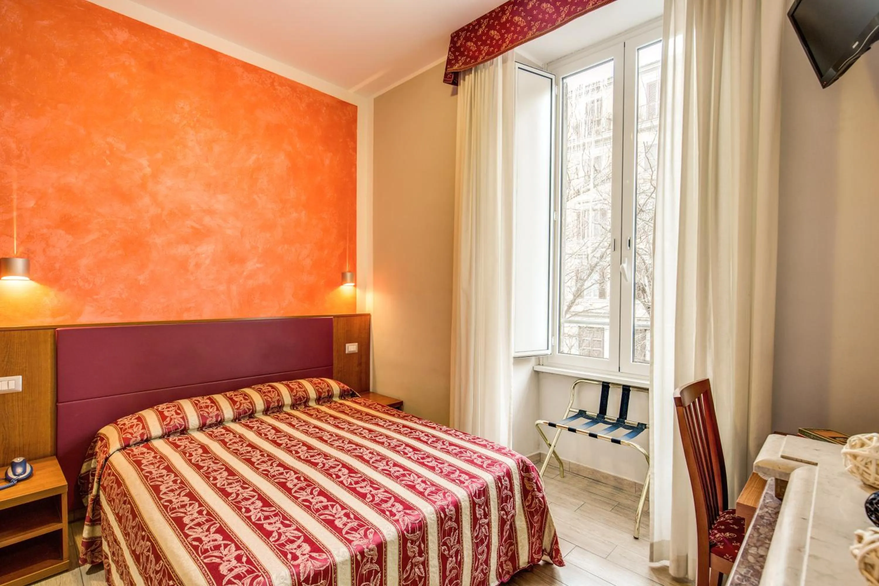 Bathroom, Bed in Buonarroti Suite