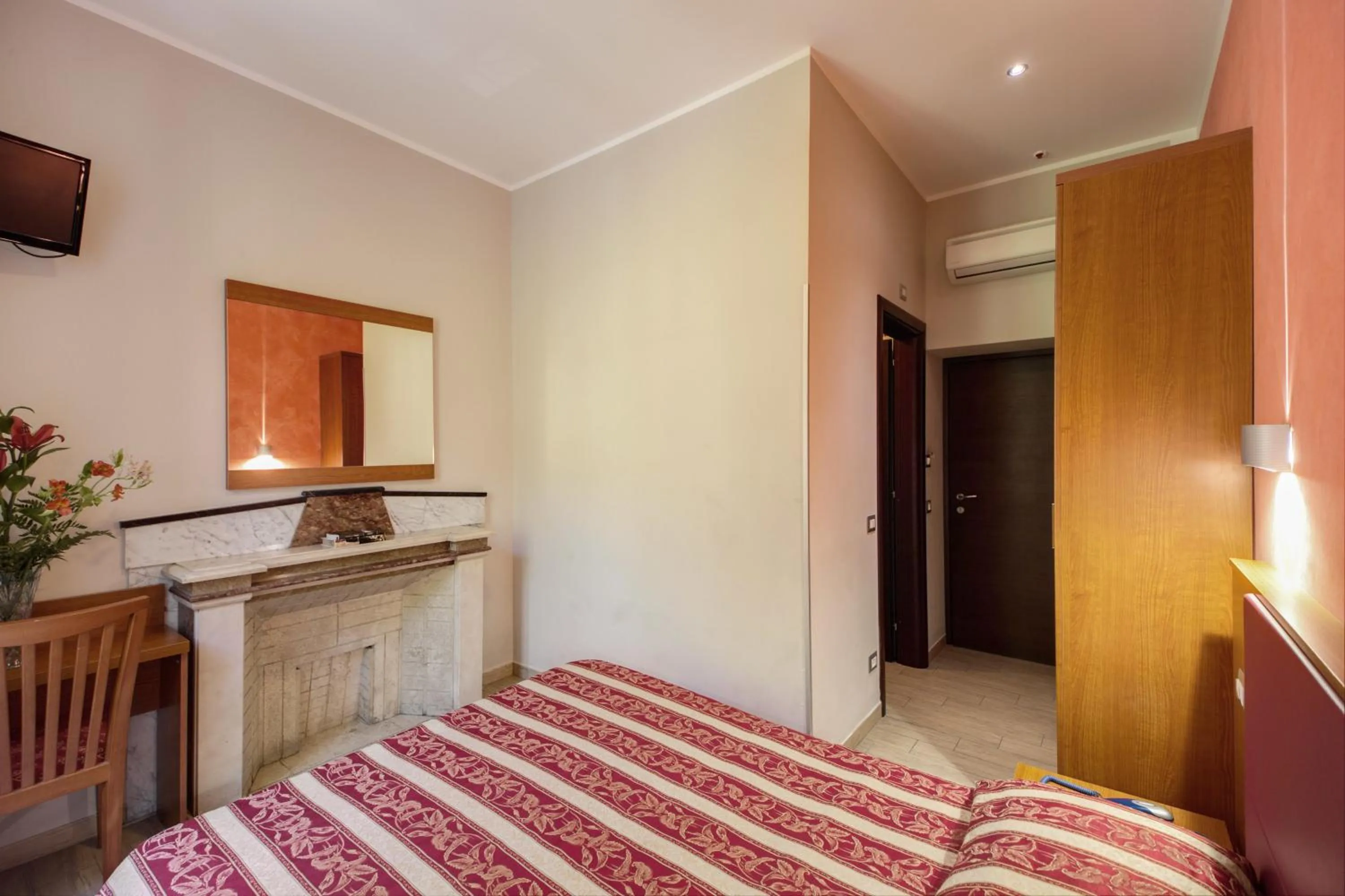 Decorative detail, Bed in Buonarroti Suite