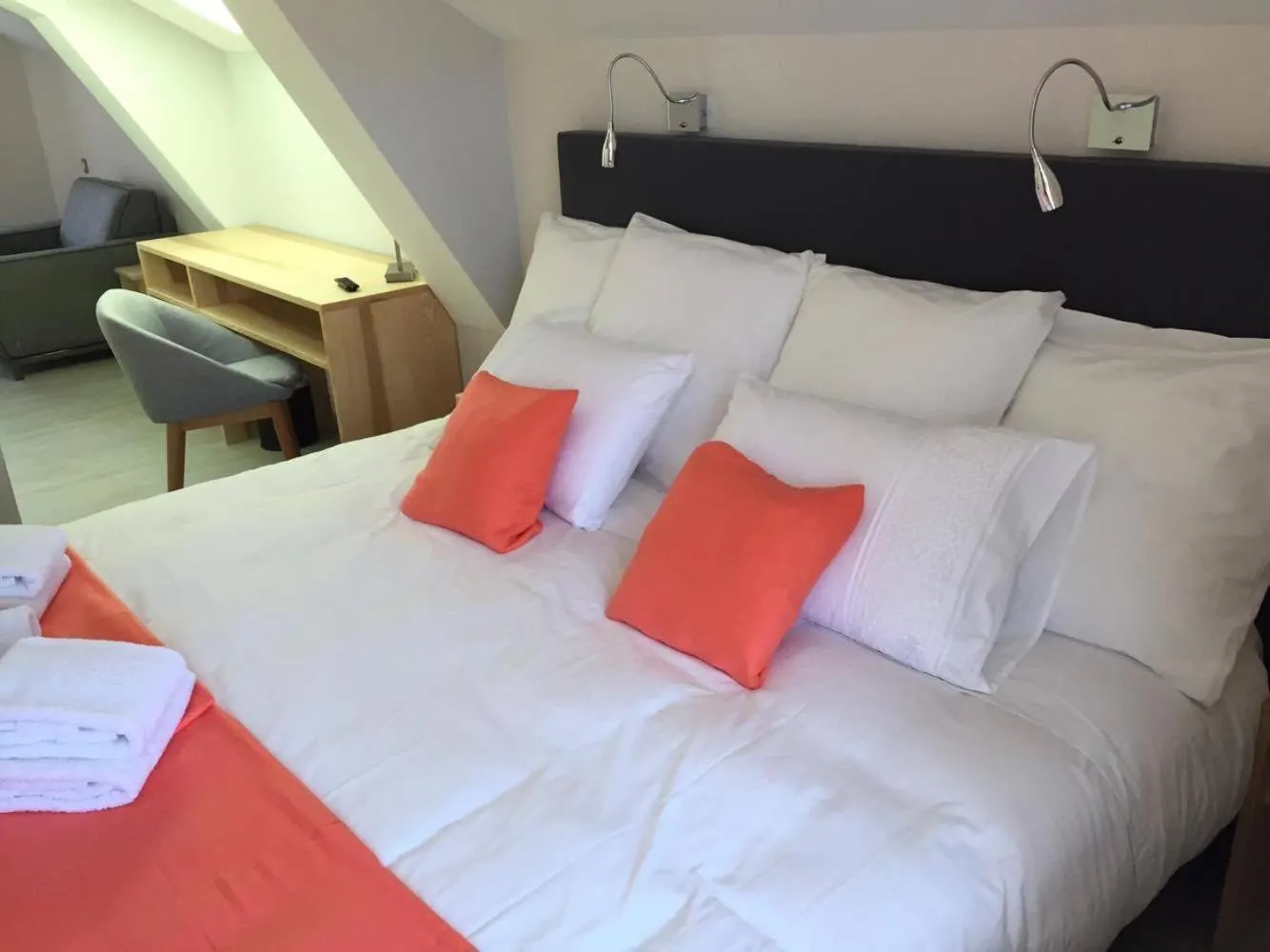 Photo of the whole room, Bed in Hôtel du Bout du Monde