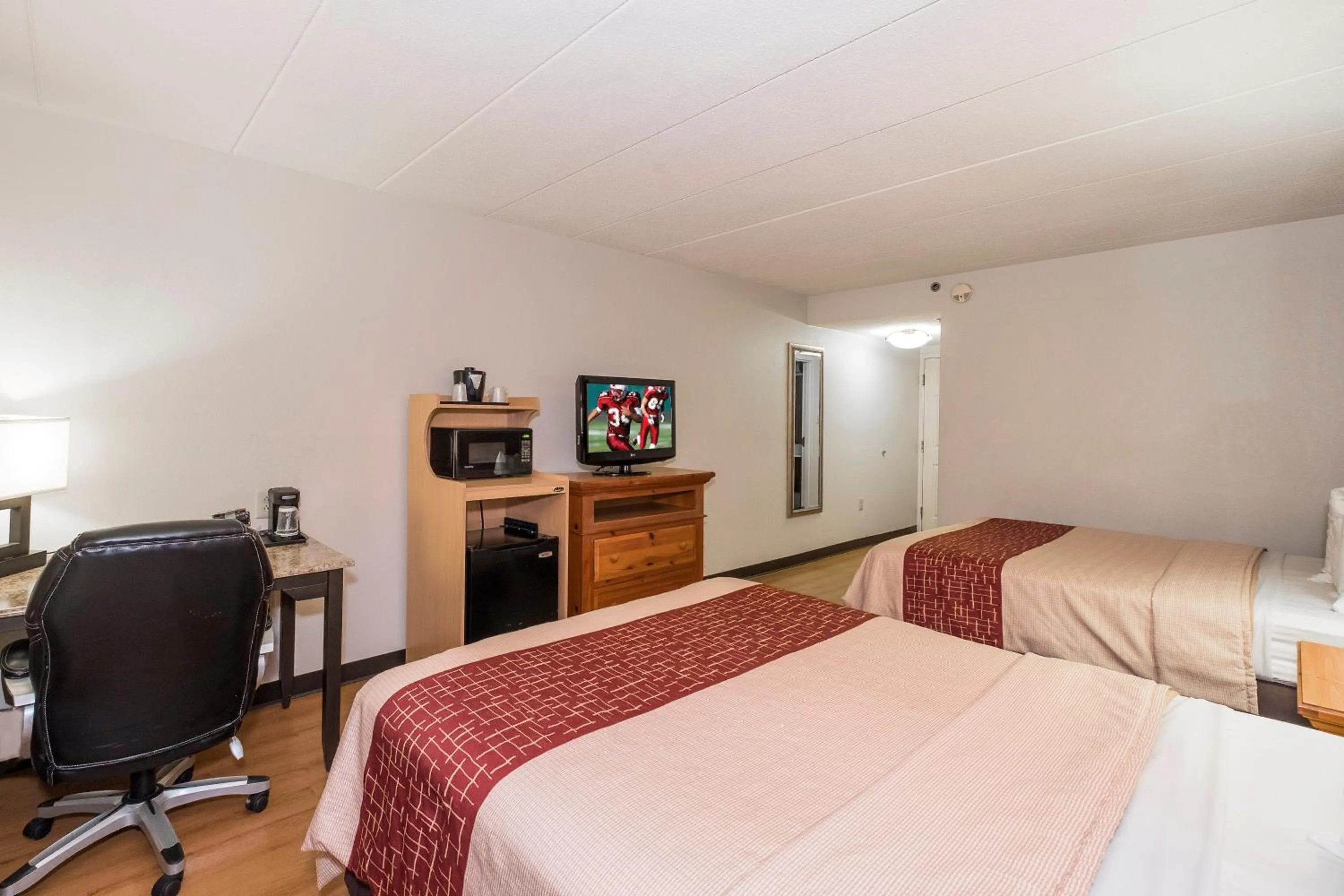 Photo of the whole room, Bed in Red Roof Inn & Suites Stafford, VA