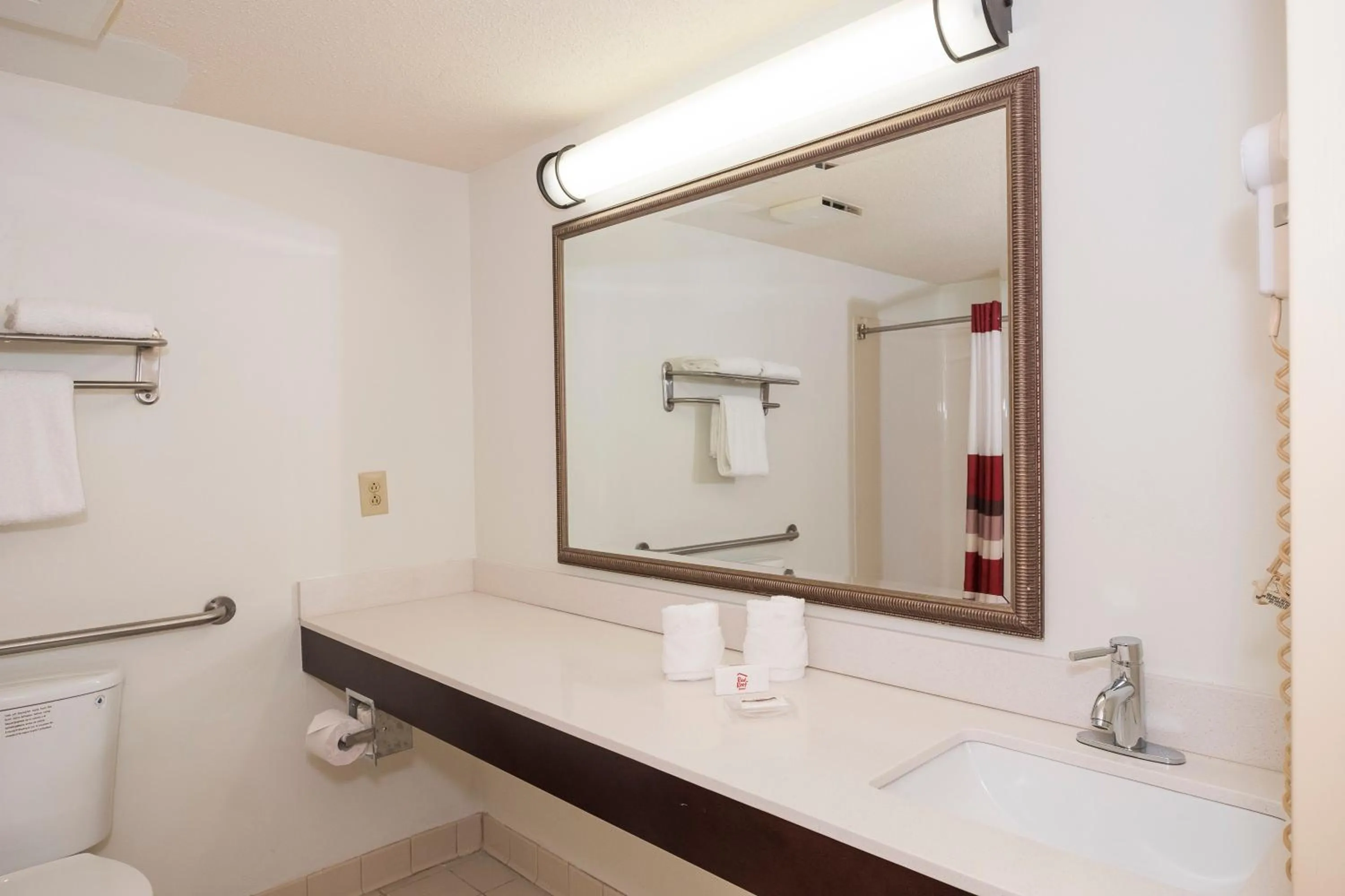 Bathroom in Red Roof Inn & Suites Stafford, VA