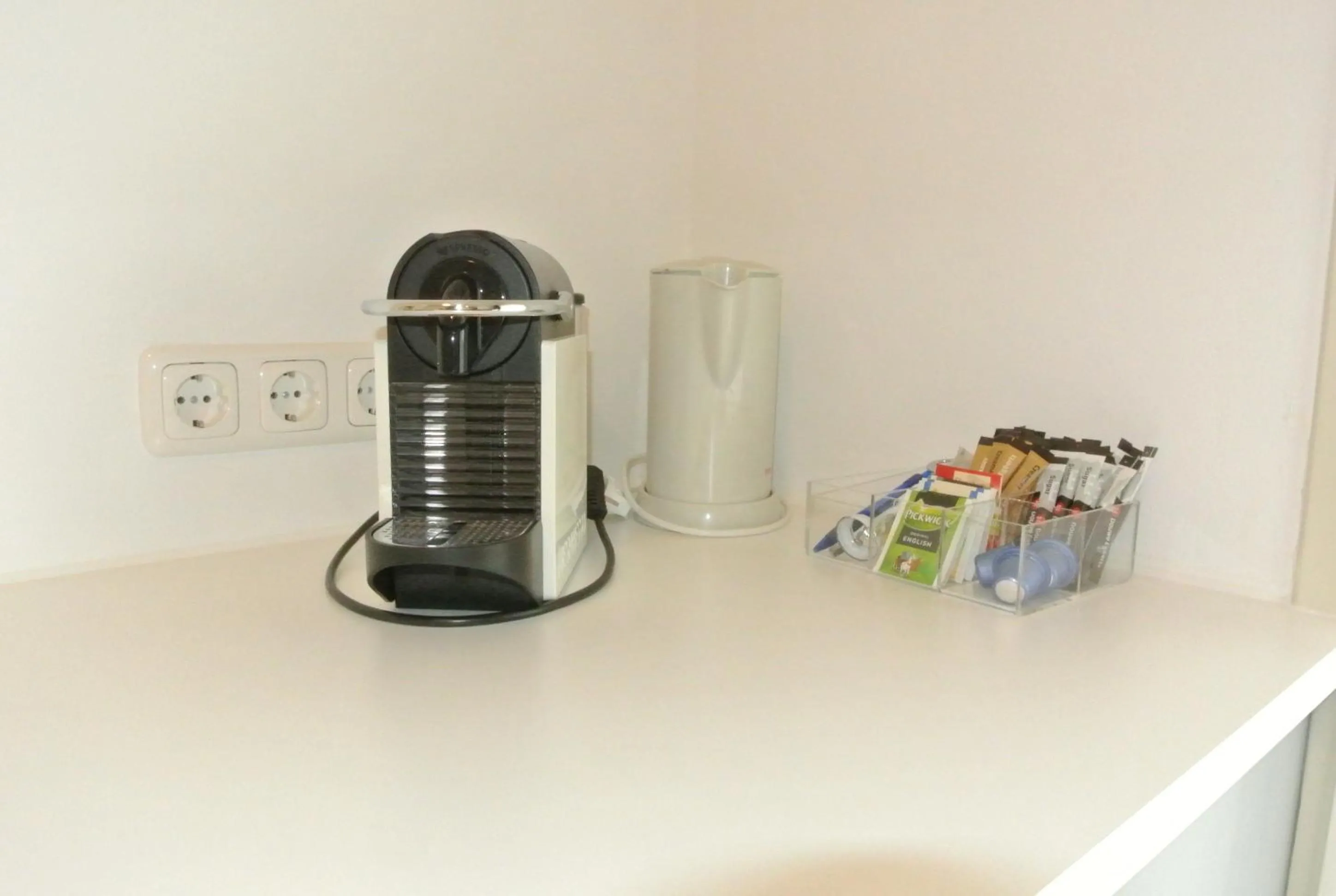 Coffee/tea facilities in Bed&Breakfast aan Strand