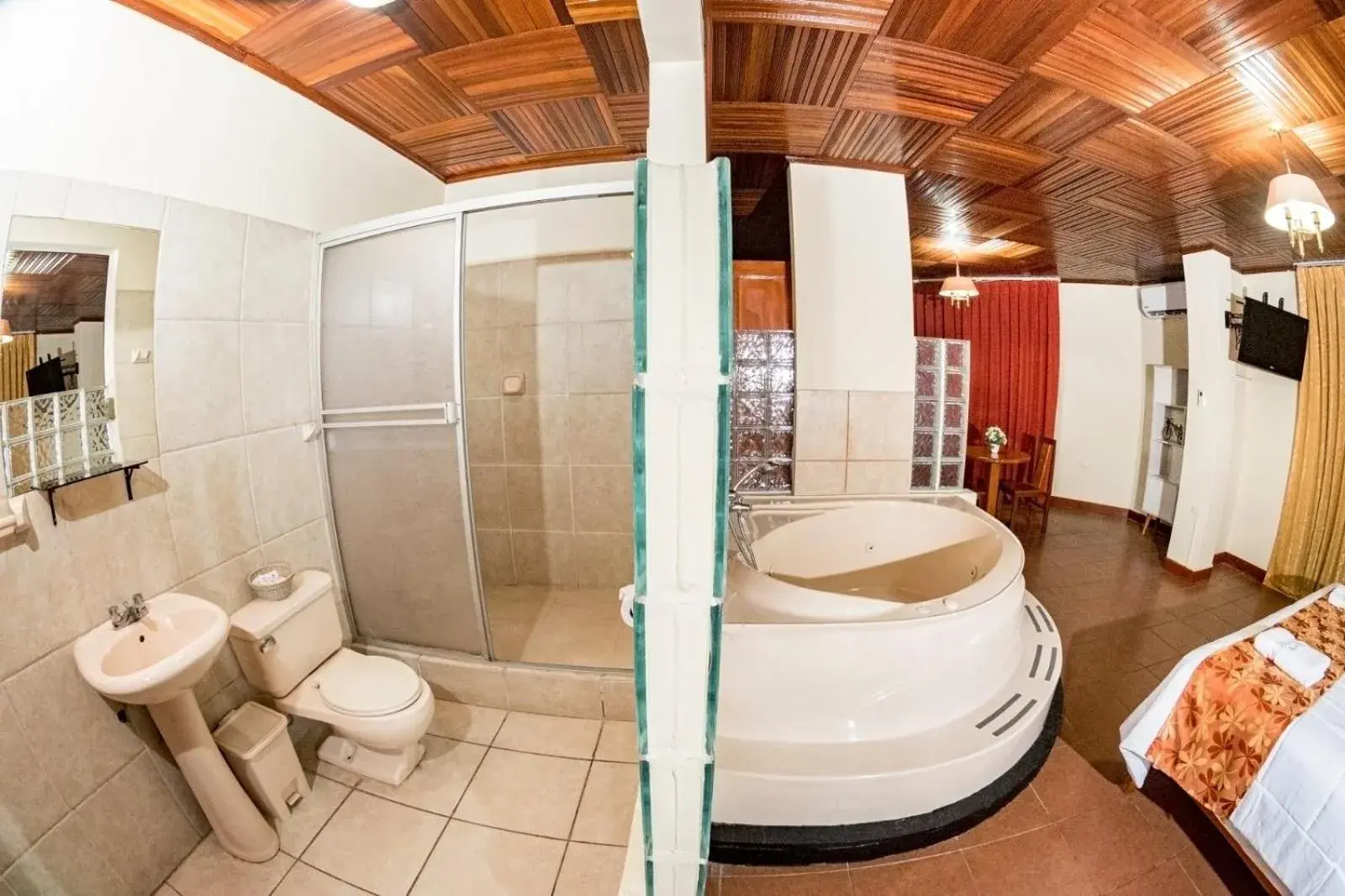 Queen Suite with Spa Bath in Hotel Oro Verde Iquitos Queen Suite with Spa Bath in Hotel Oro Verde Iquitos