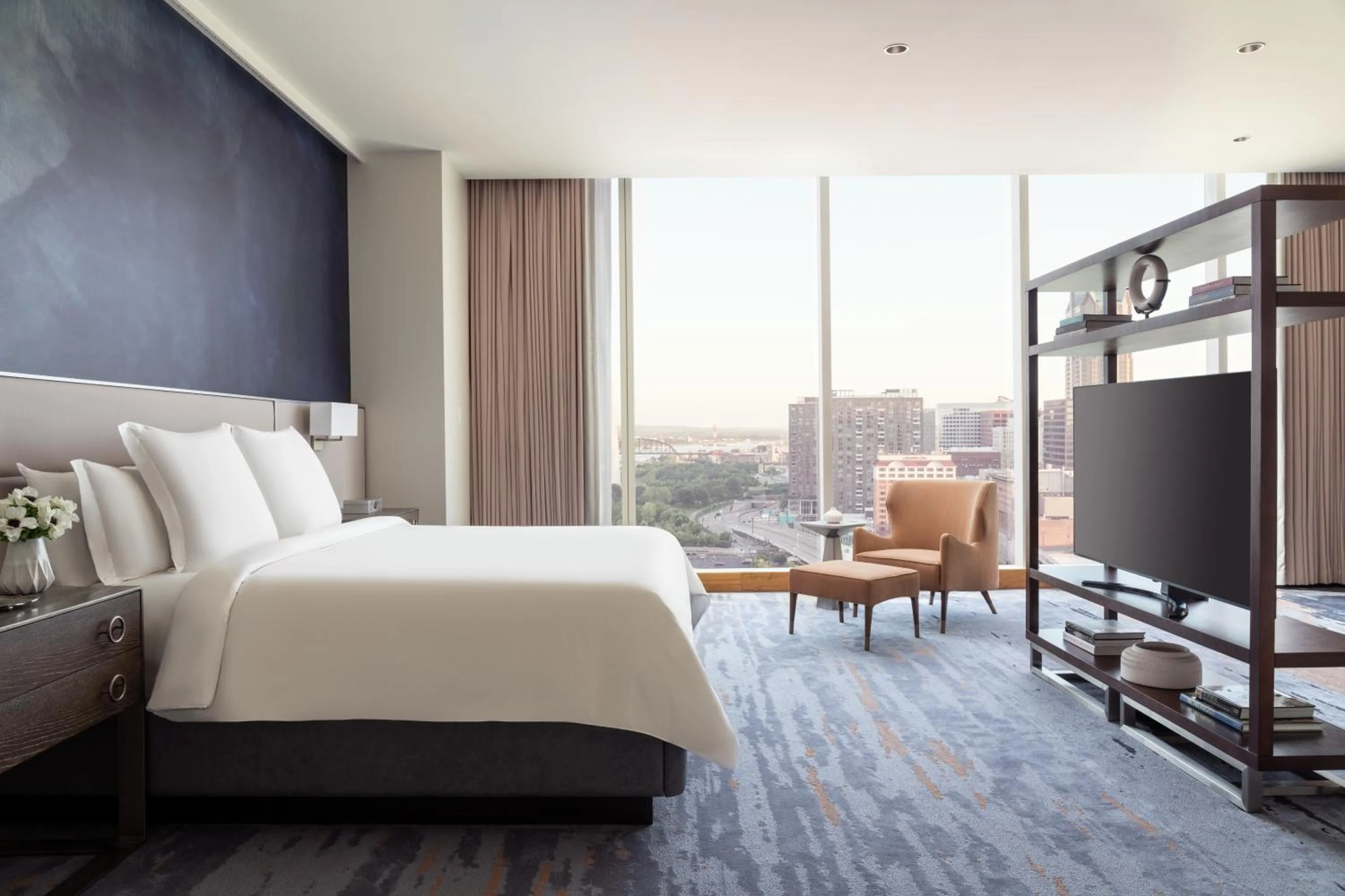 Bedroom, Bed in Four Seasons St. Louis