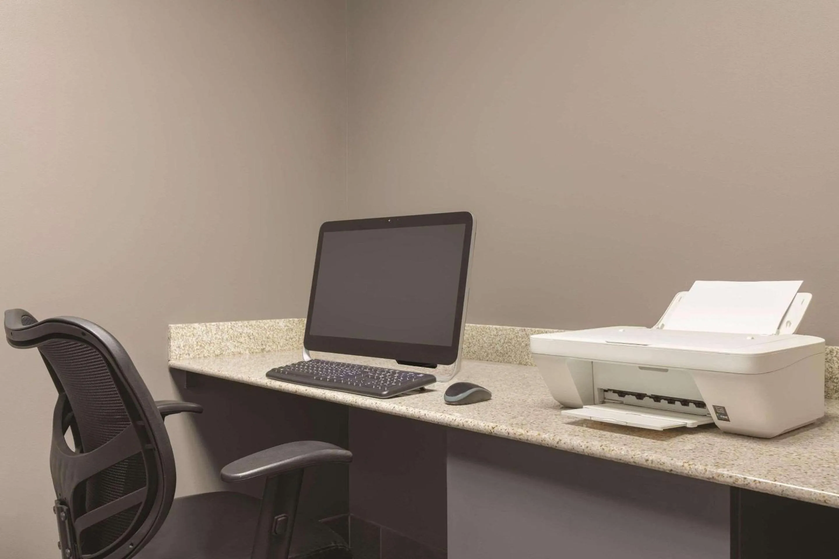 Business facilities in Country Inn & Suites by Radisson, Port Clinton, OH