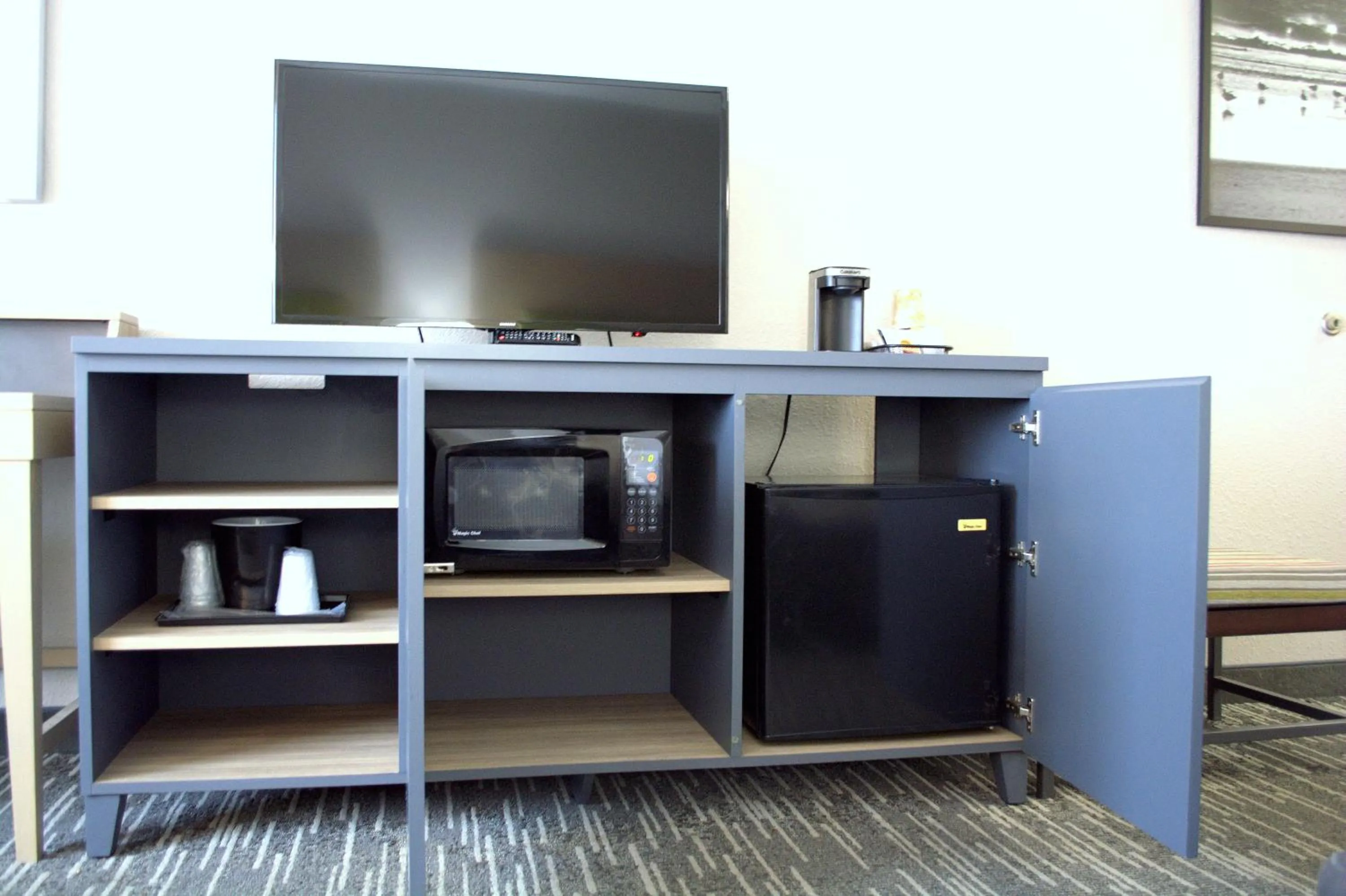 furniture in Country Inn & Suites by Radisson, Port Clinton, OH