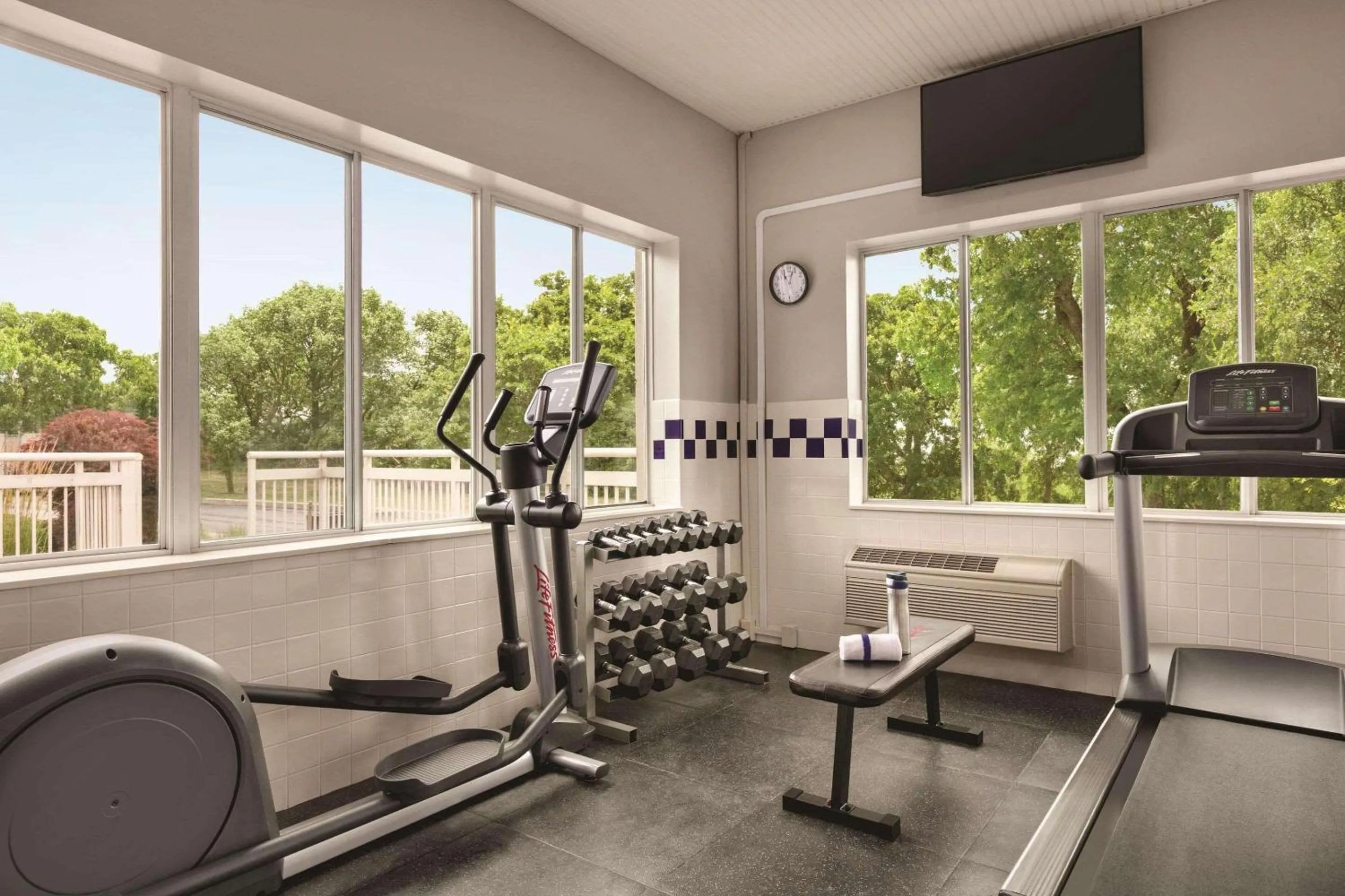 Fitness centre/facilities in Country Inn & Suites by Radisson, Port Clinton, OH