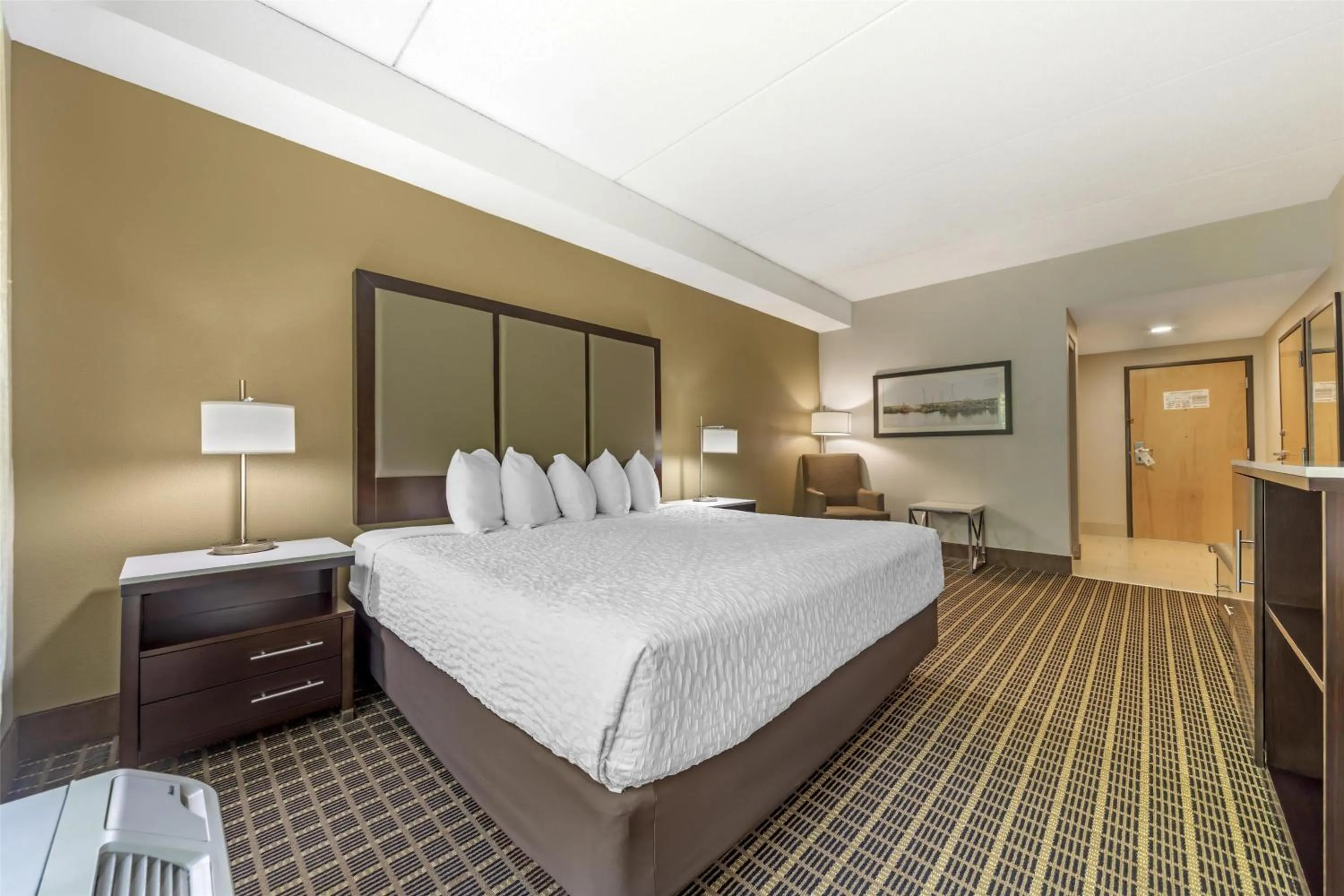 Bedroom in Best Western Chesapeake Bay North Inn