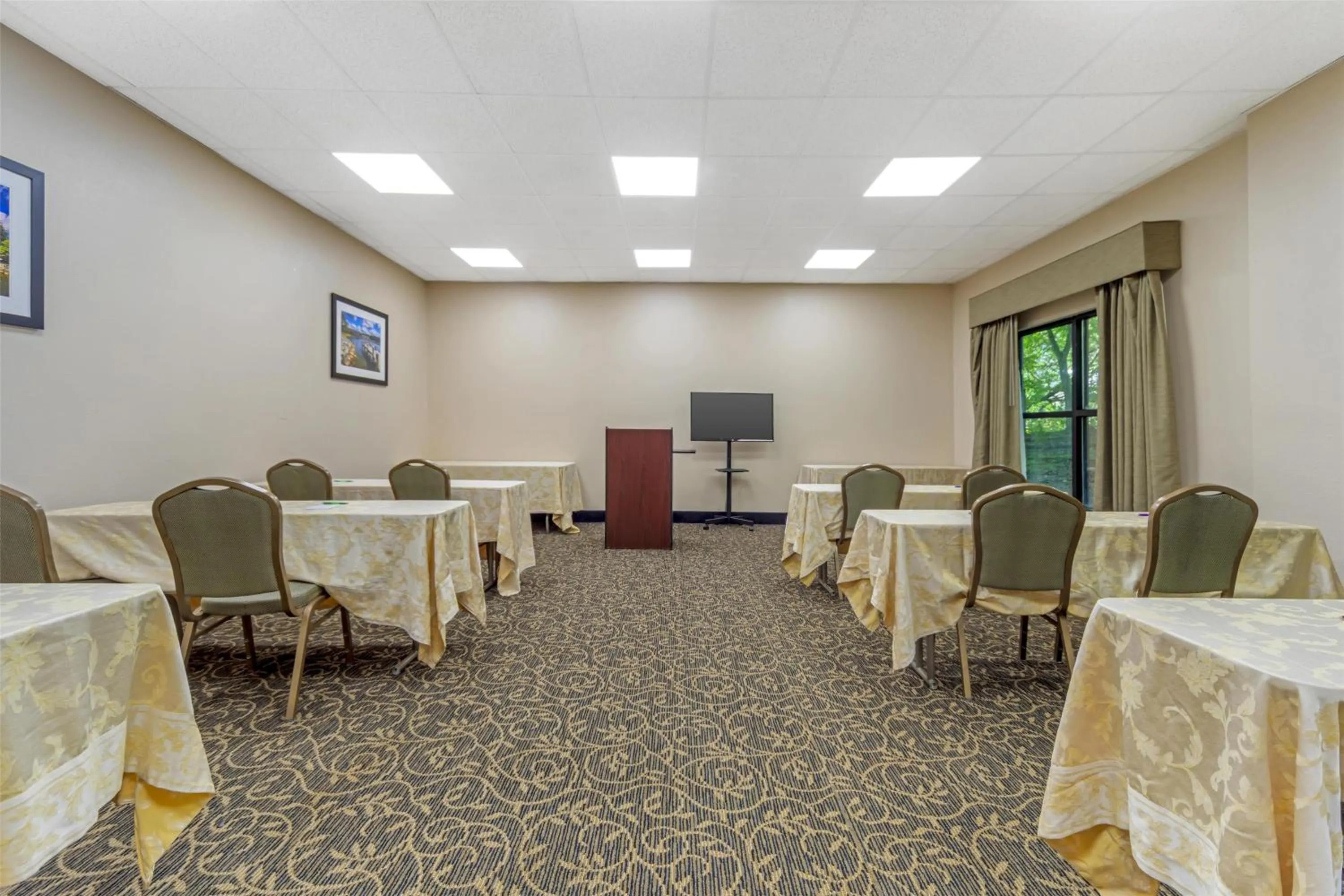 Meeting/conference room in Best Western Chesapeake Bay North Inn