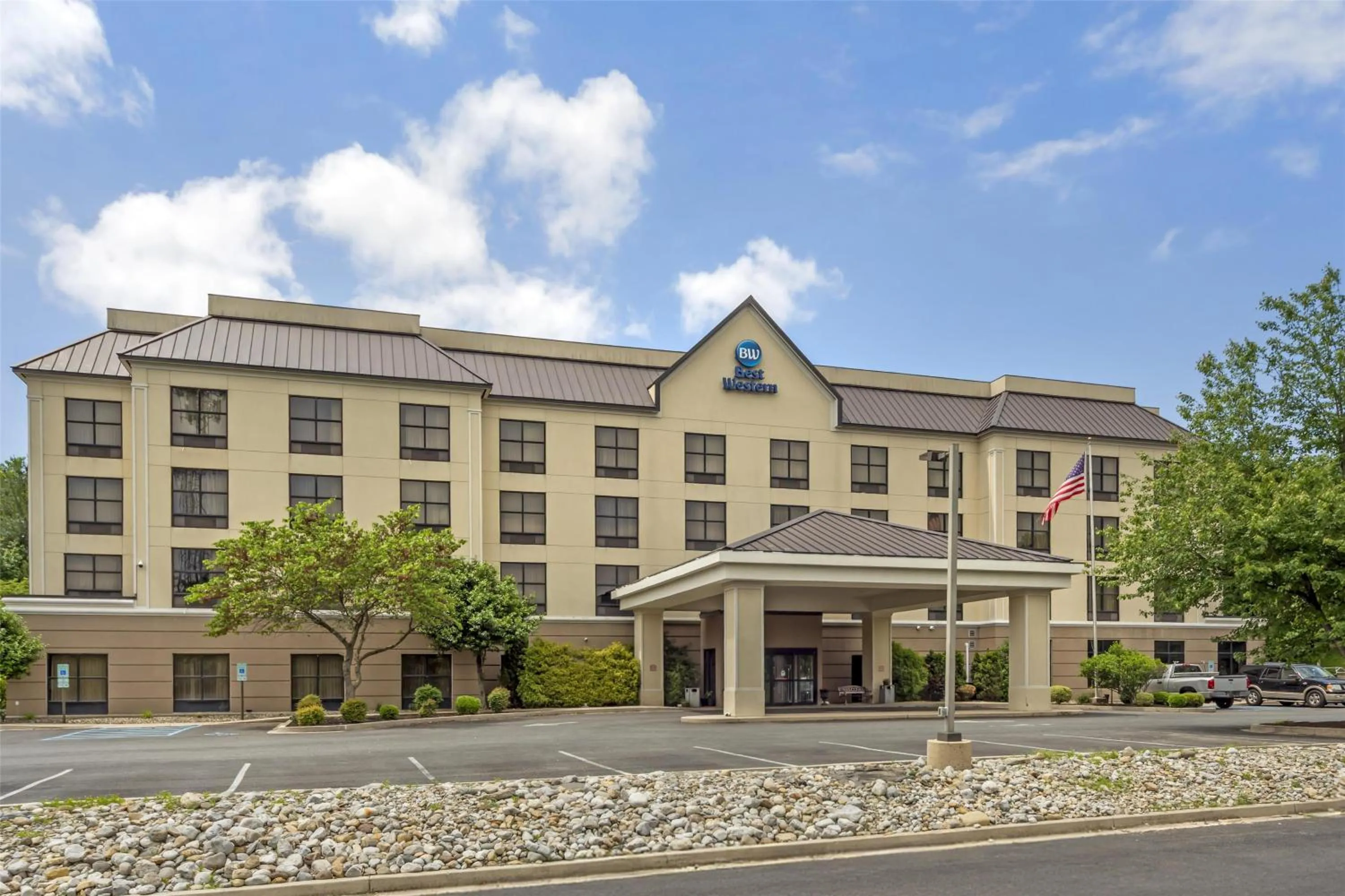 Property building in Best Western Chesapeake Bay North Inn