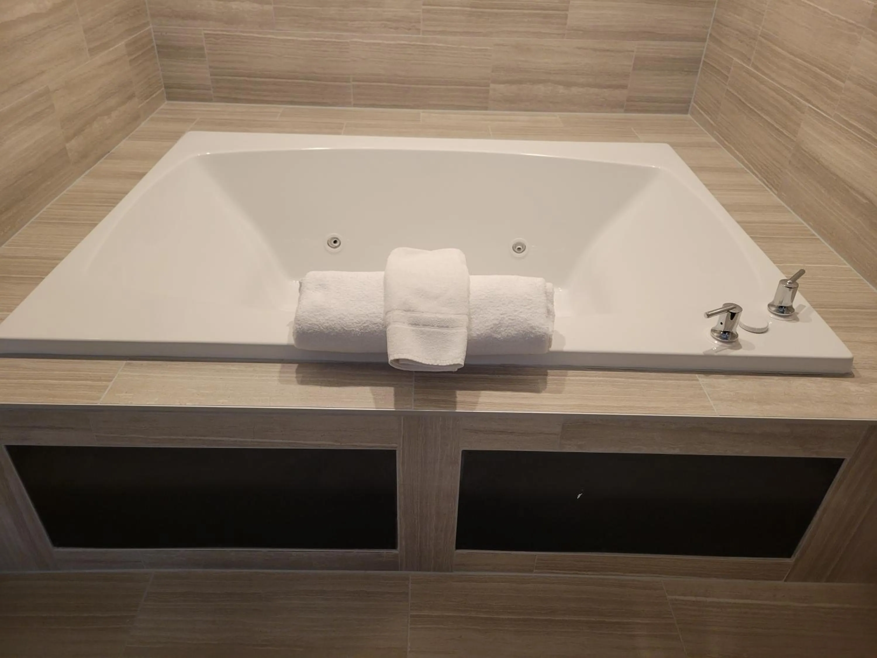 Bath in Best Western Chesapeake Bay North Inn