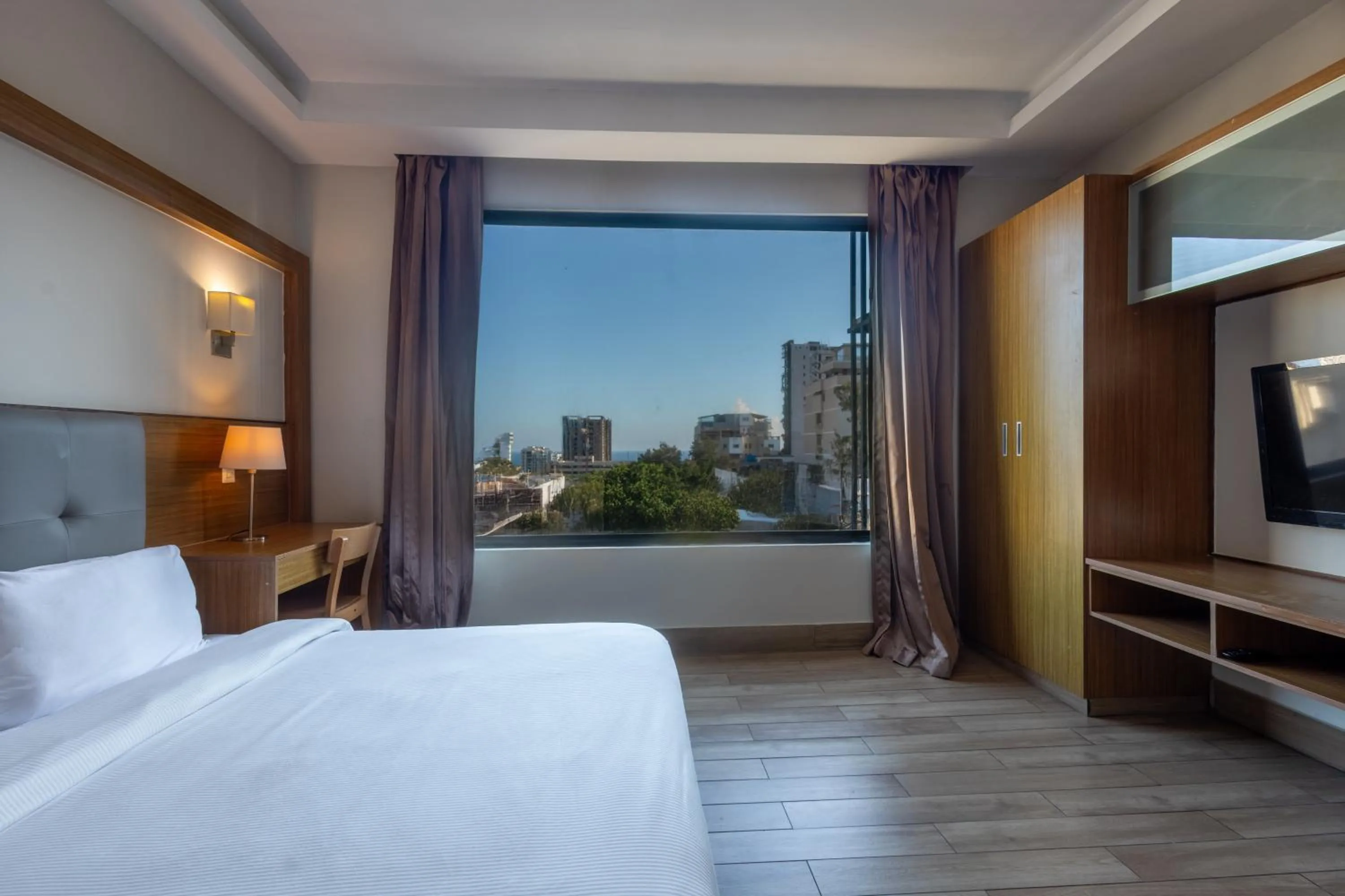 City view, Bed in Weston Suites Hotel