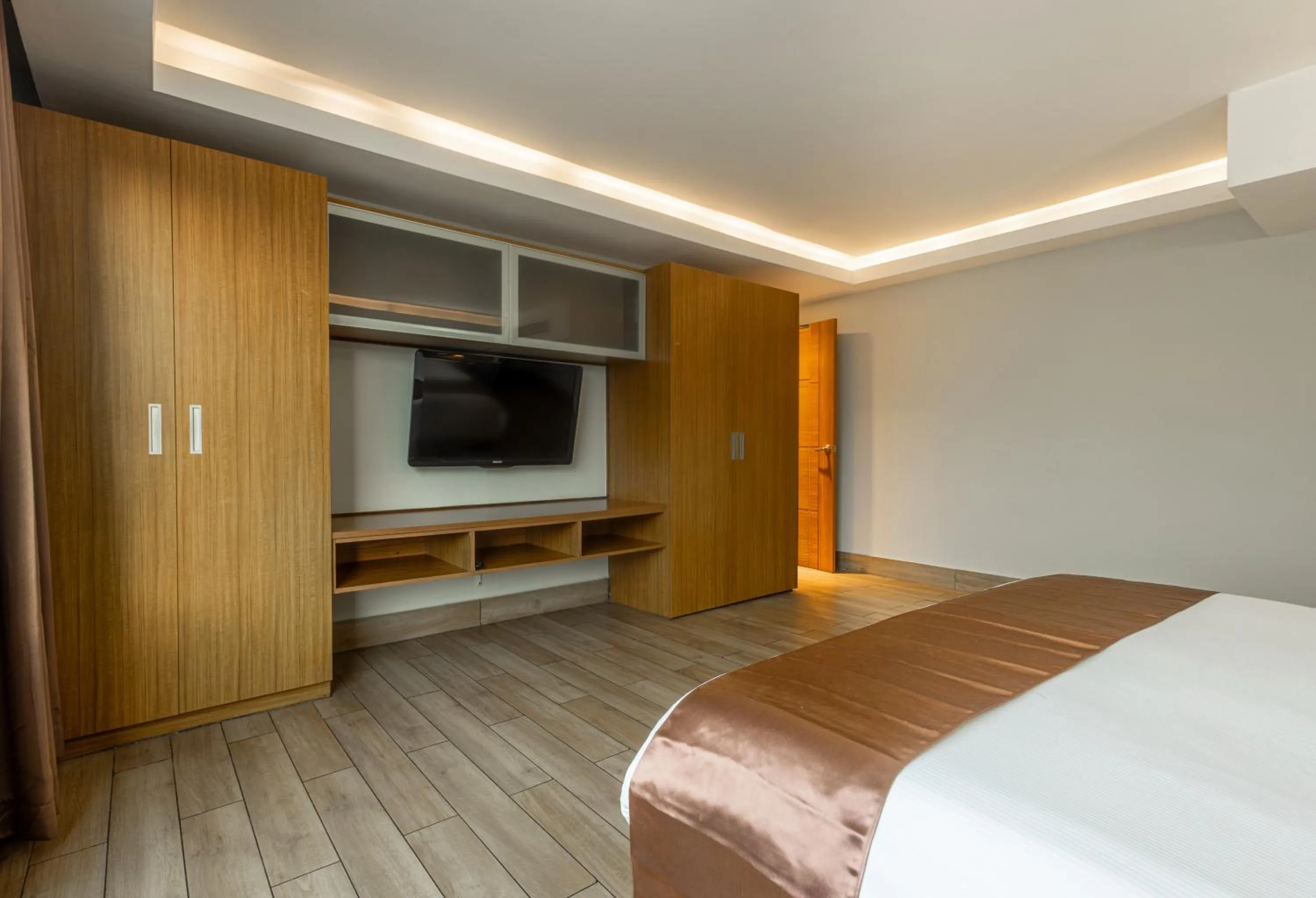 TV and multimedia, Bed in Weston Suites Hotel