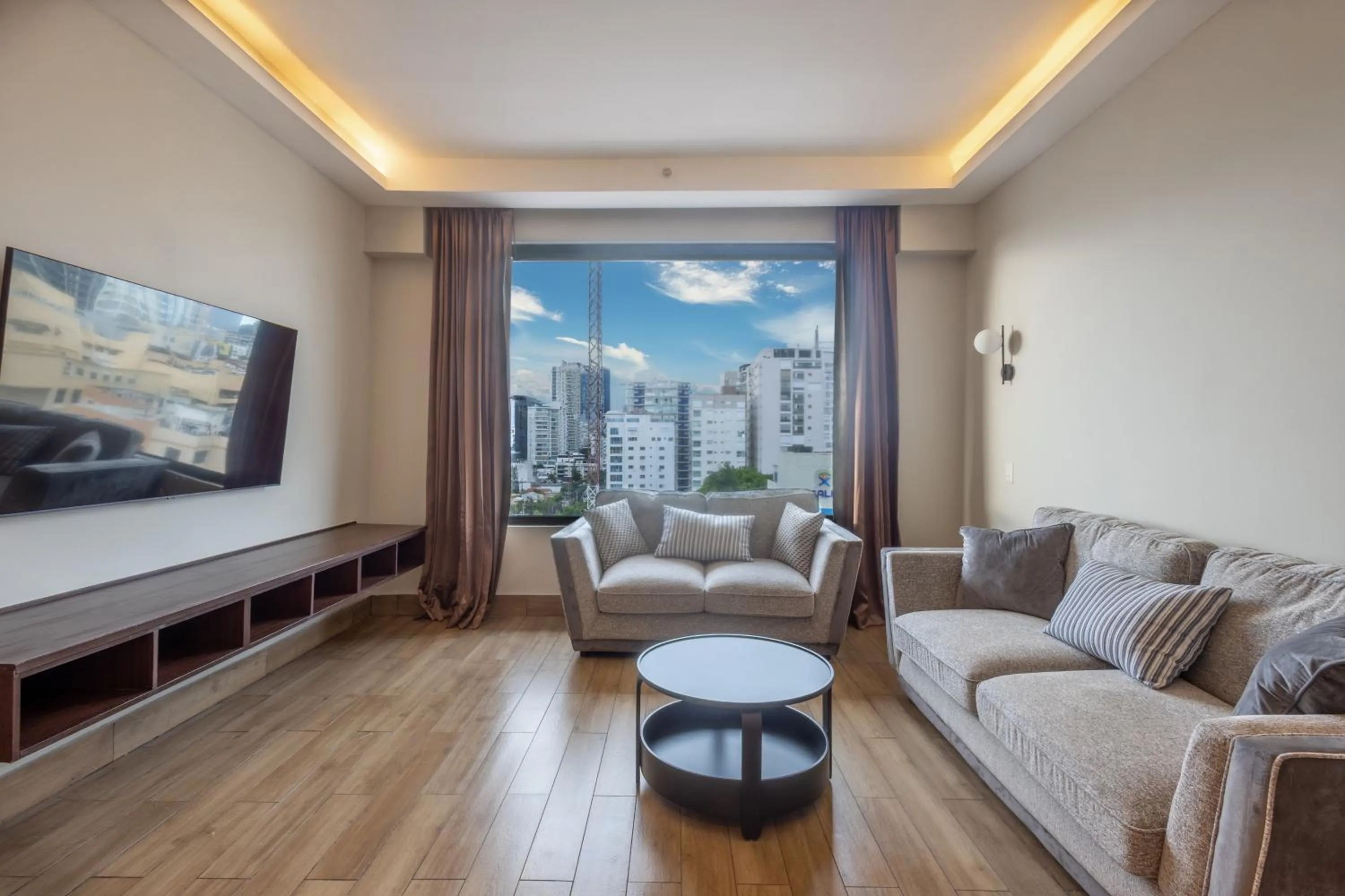 TV and multimedia in Weston Suites Hotel